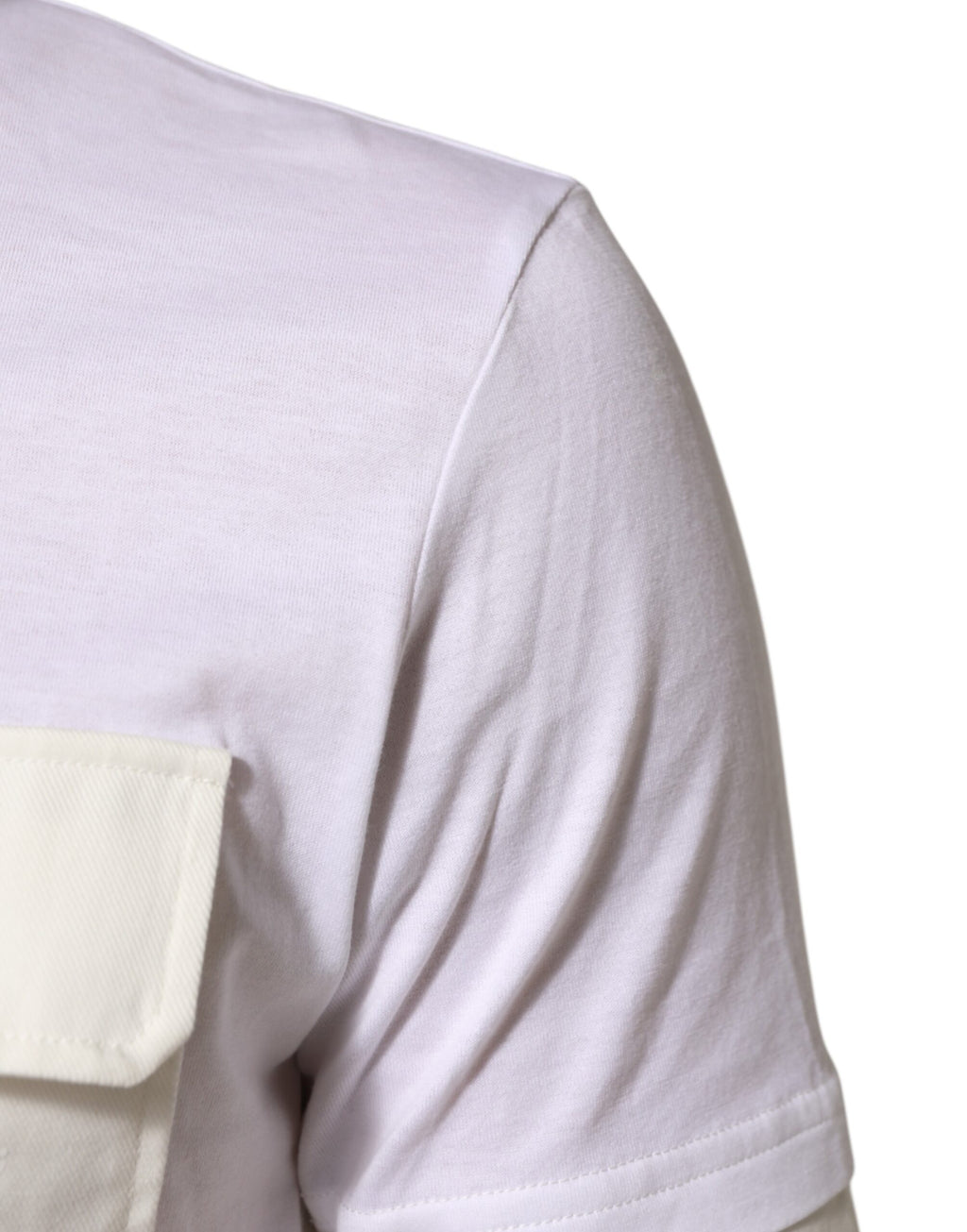 T-shirt blanc en coton Dolce & Gabbana à manches courtes avec poche, porté sur mannequin.