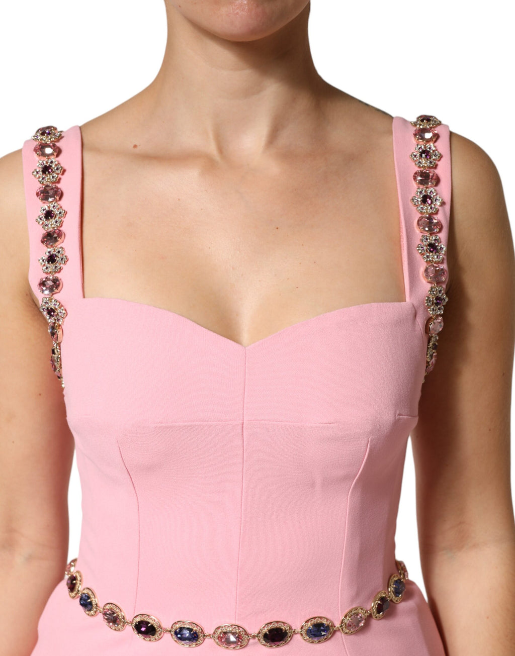 Robe longue sirène rose en cristal Dolce & Gabbana, silhouette élégante avec détails brillants et finition sophistiquée.