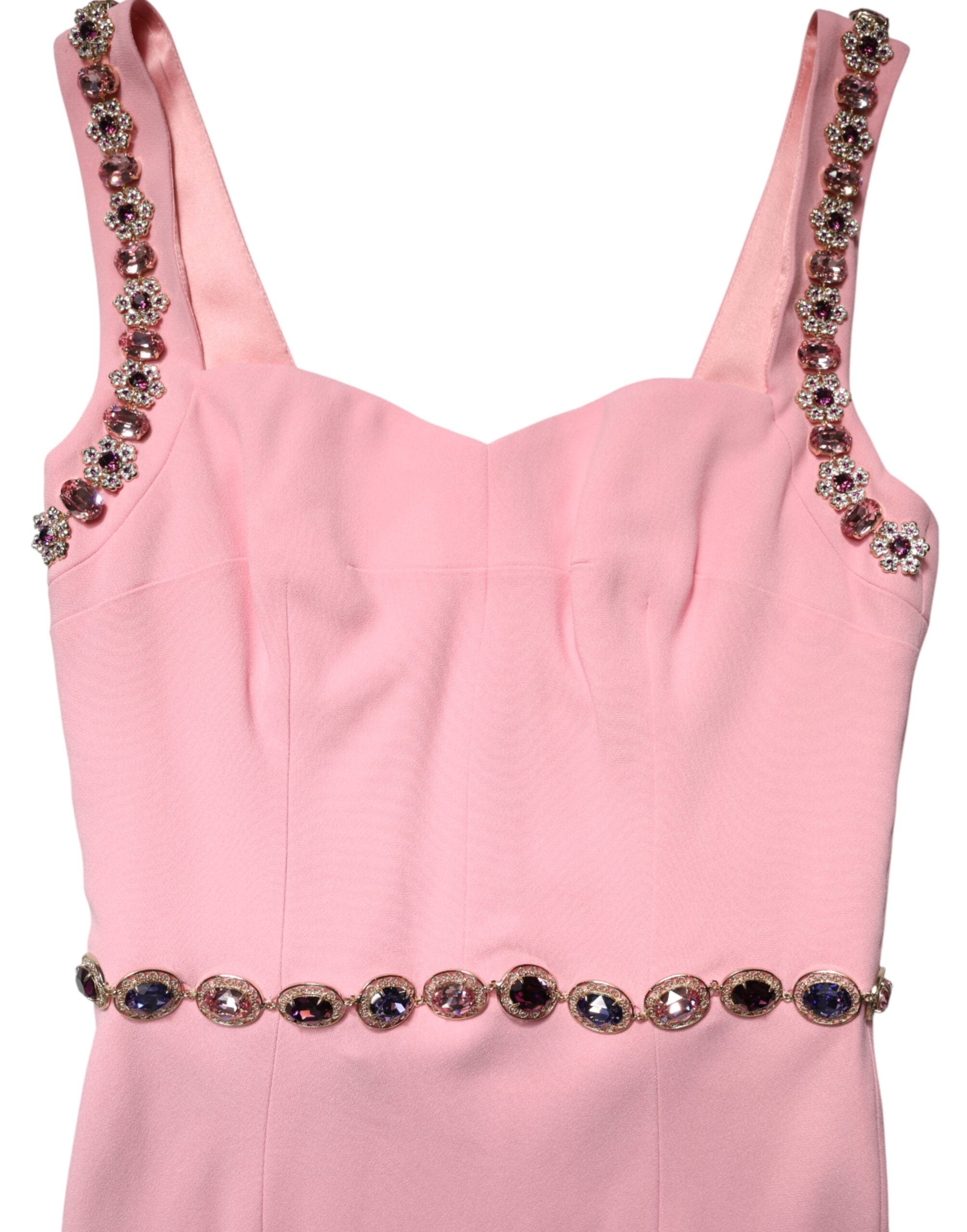 Robe longue sirène en satin rose avec cristaux, création Dolce & Gabbana, élégante et sophistiquée.