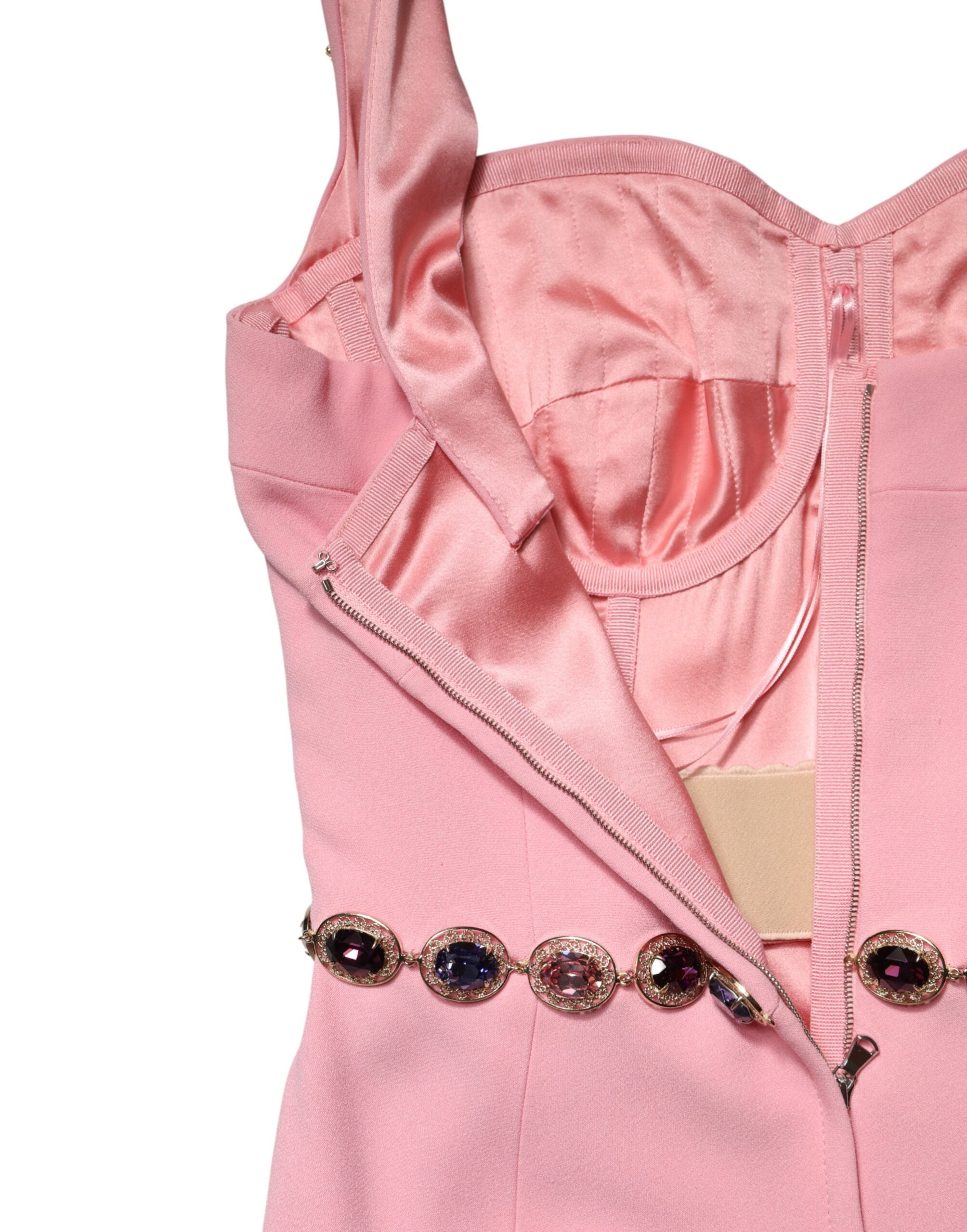 Robe sirène Dolce & Gabbana rose ornée de détails brillants, silhouette élégante et ajustée, pour une occasion sophistiquée.