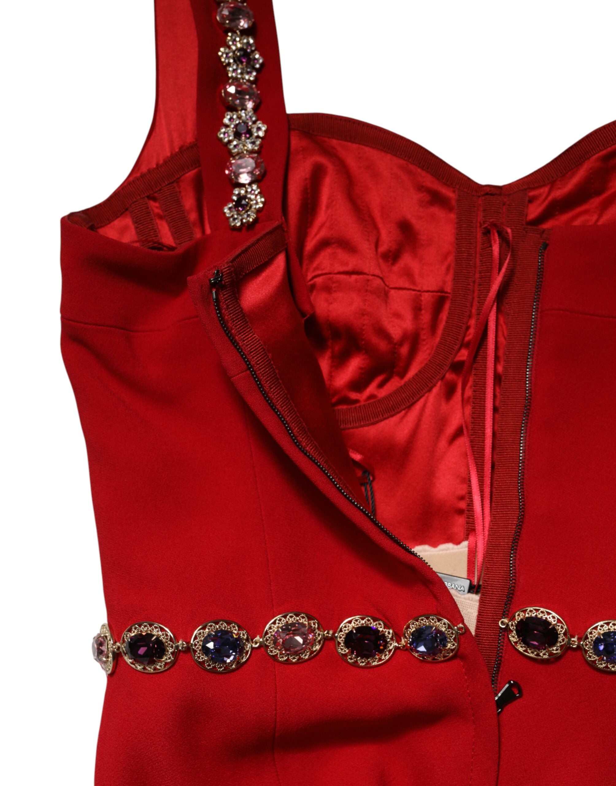 Robe longue sirène rouge Dolce & Gabbana en cristaux, silhouette moulante et élégante, avec décolleté en V et bretelles fines.