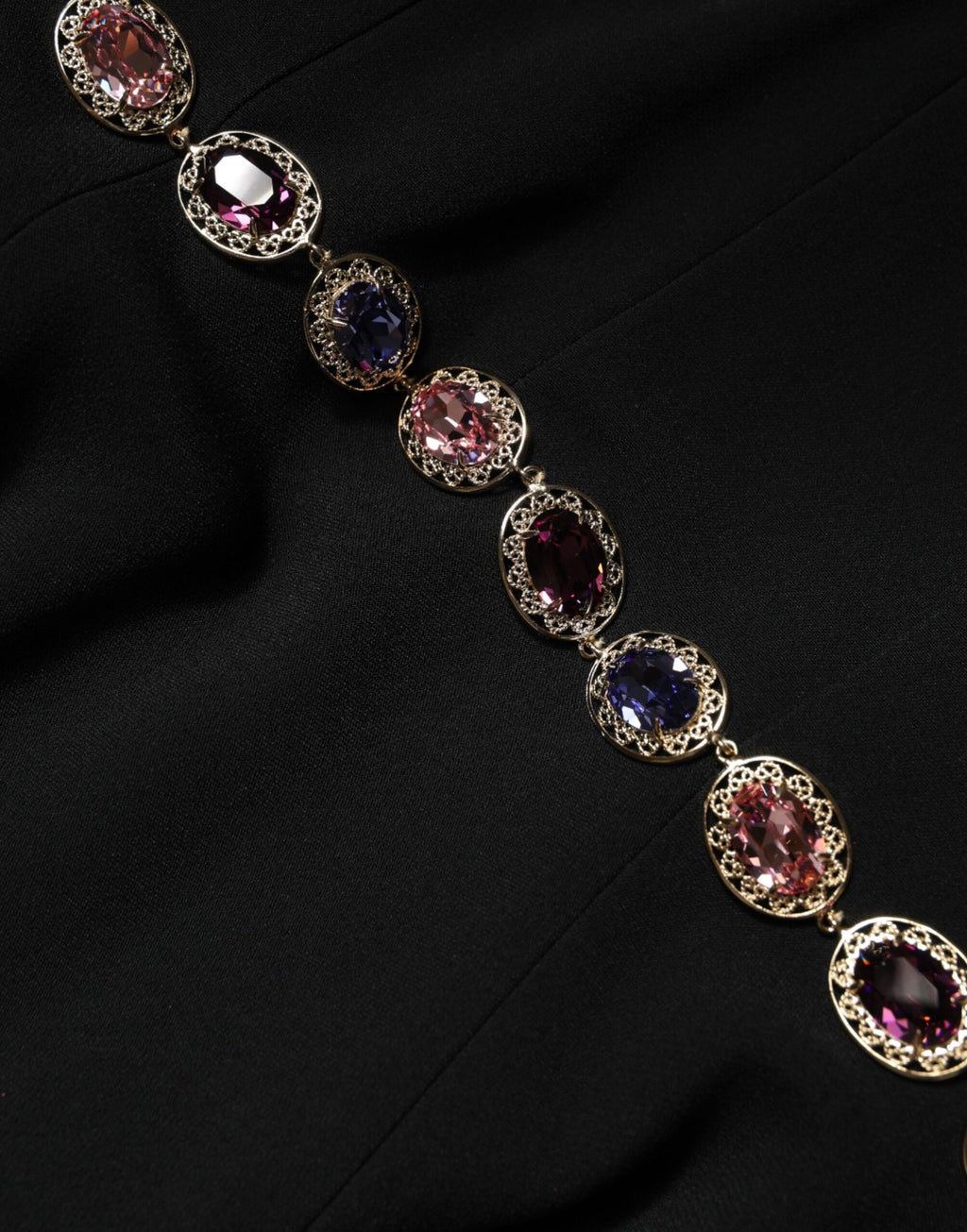 Robe sirène noire Dolce & Gabbana, robe moulante élégante avec embellissements brillants et détails sophistiqués.