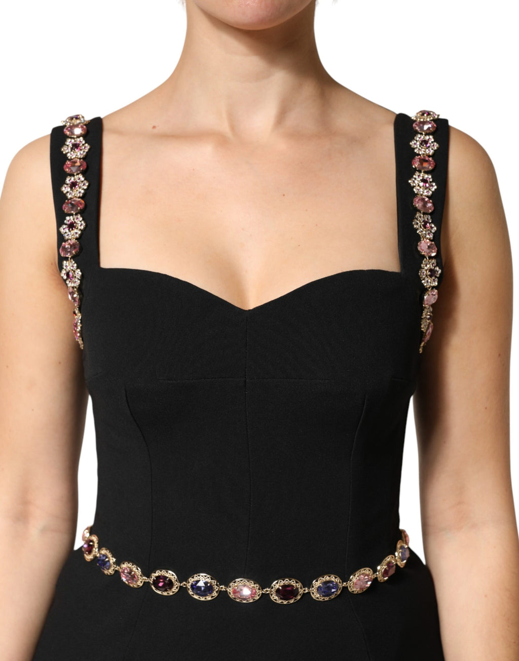 Robe sirène noire Dolce & Gabbana avec embellissements élégants et finition ajustée, vue de face sur un fond neutre.