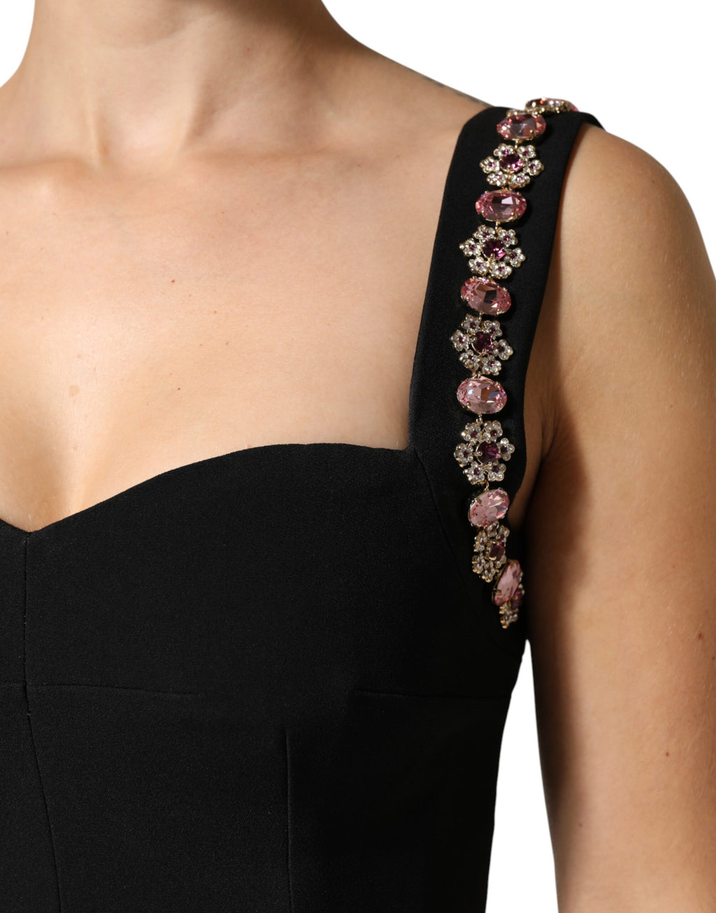 Robe sirène noire Dolce & Gabbana ornée de broderies et embellissements, design élégant et sophistiqué pour soirée.
