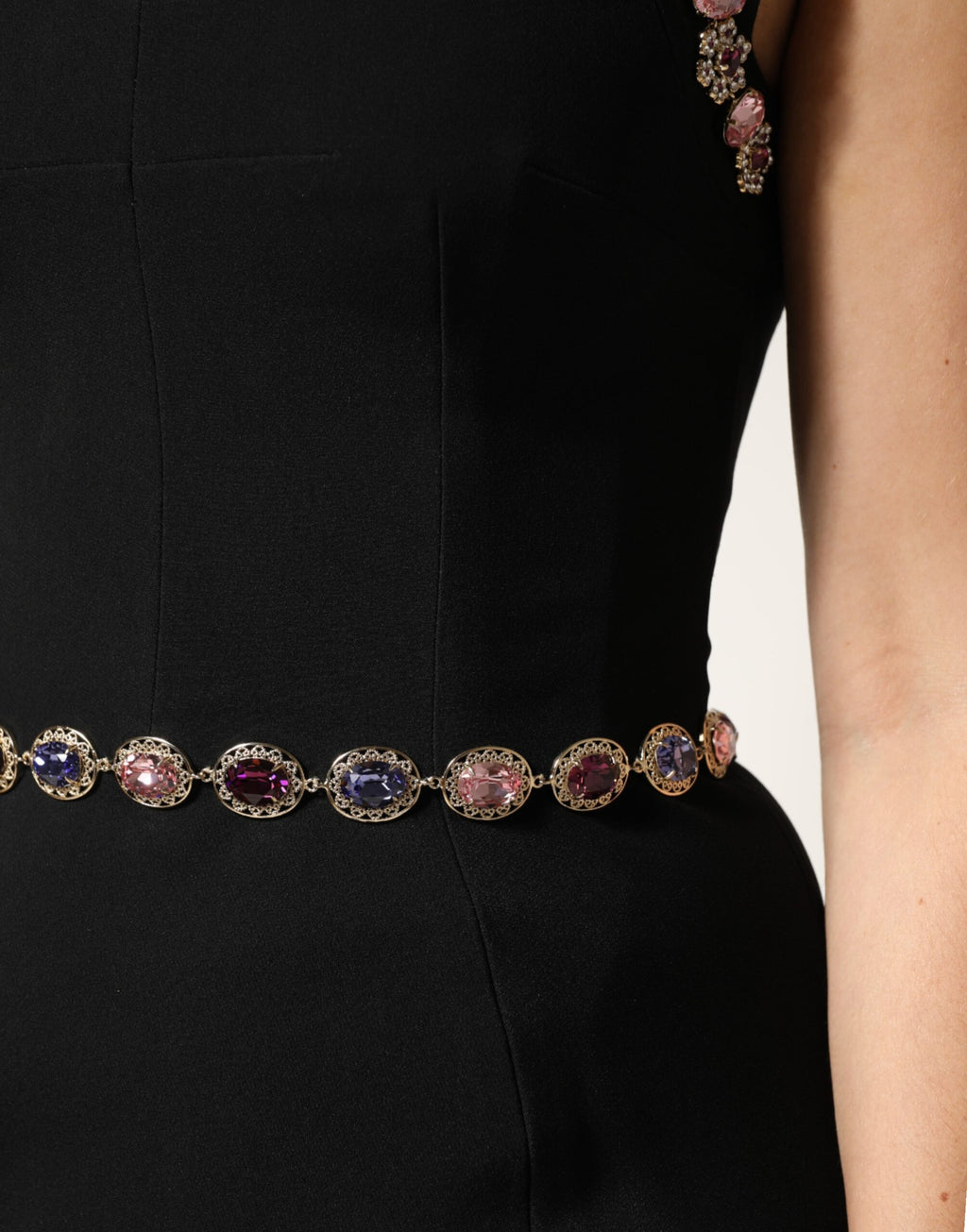 Robe sirène noire Dolce & Gabbana ornée de broderies et embellissements, élégante robe de soirée en tissu fluide.