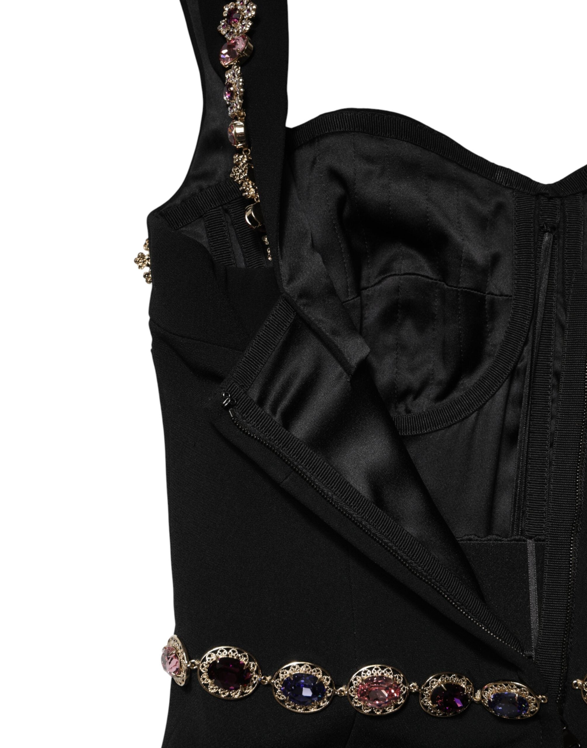 Robe de soirée sirène noire Dolce & Gabbana avec embellissements élégants, en tissu fluide et ajusté.