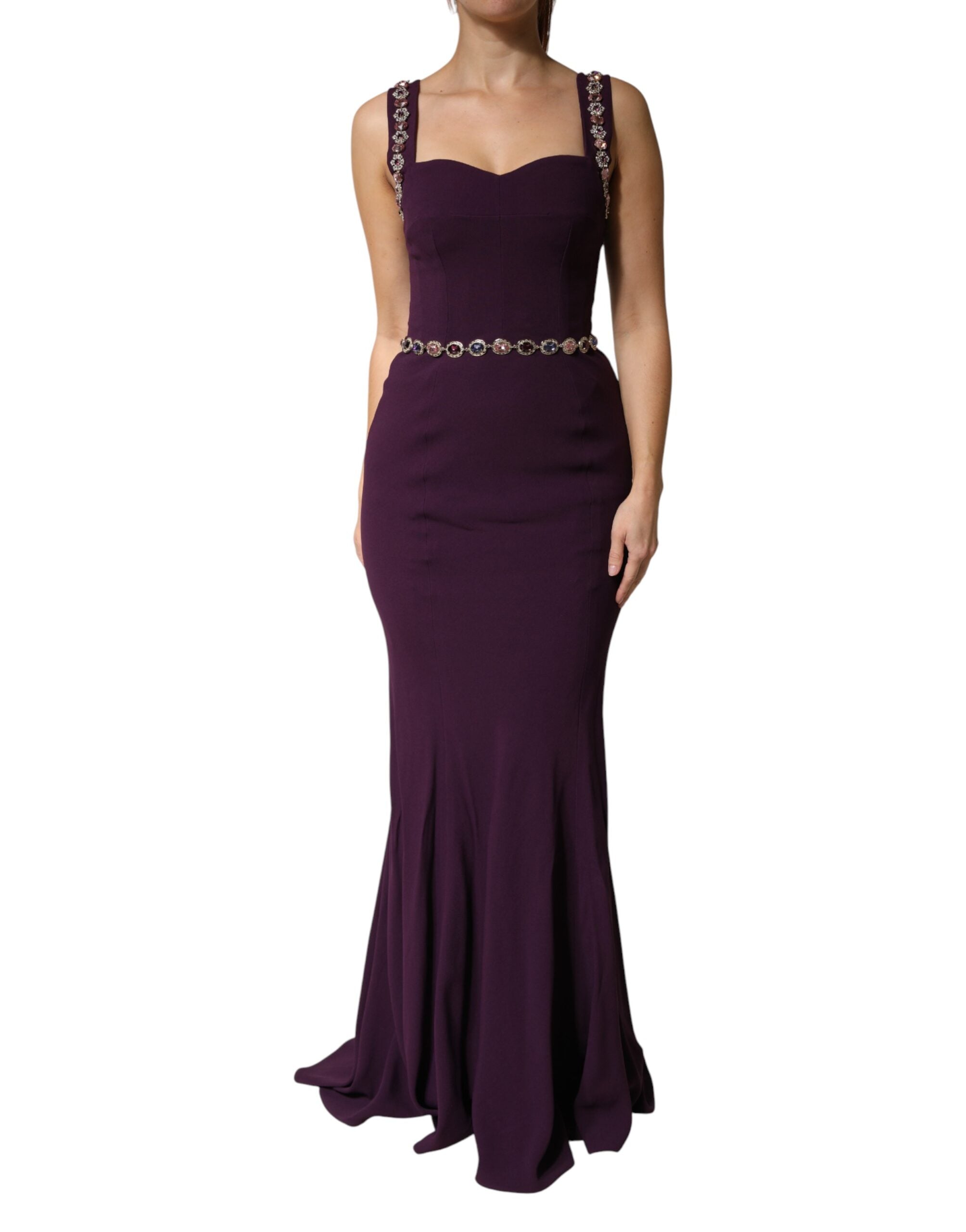 Robe sirène Dolce & Gabbana violette ornée de détails scintillants, coupe moulante et élégante, portée pour une occasion spéciale.