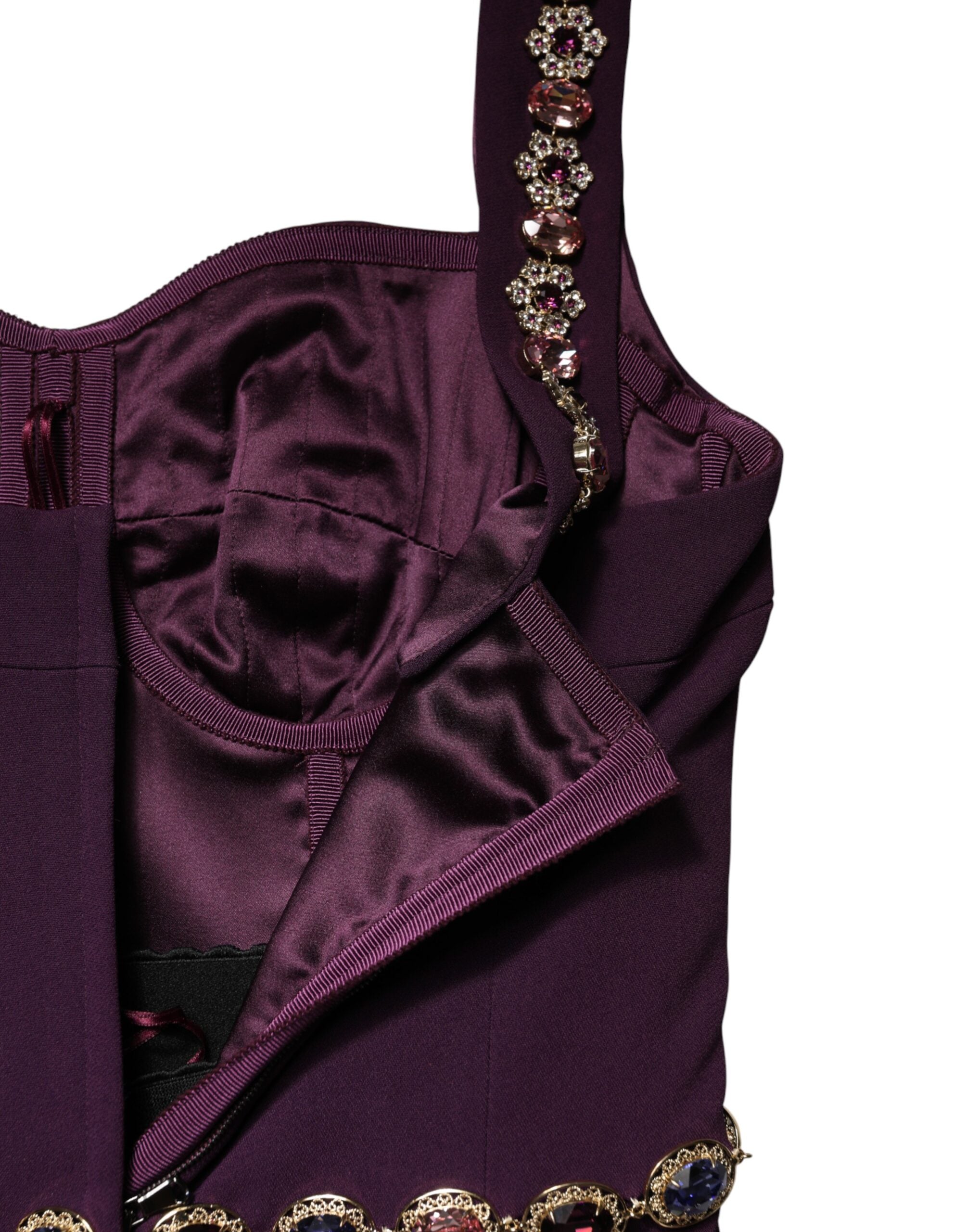 Robe sirène Dolce & Gabbana Violet ornée de détails brillants, robe élégante pour soirée ou événement spécial.