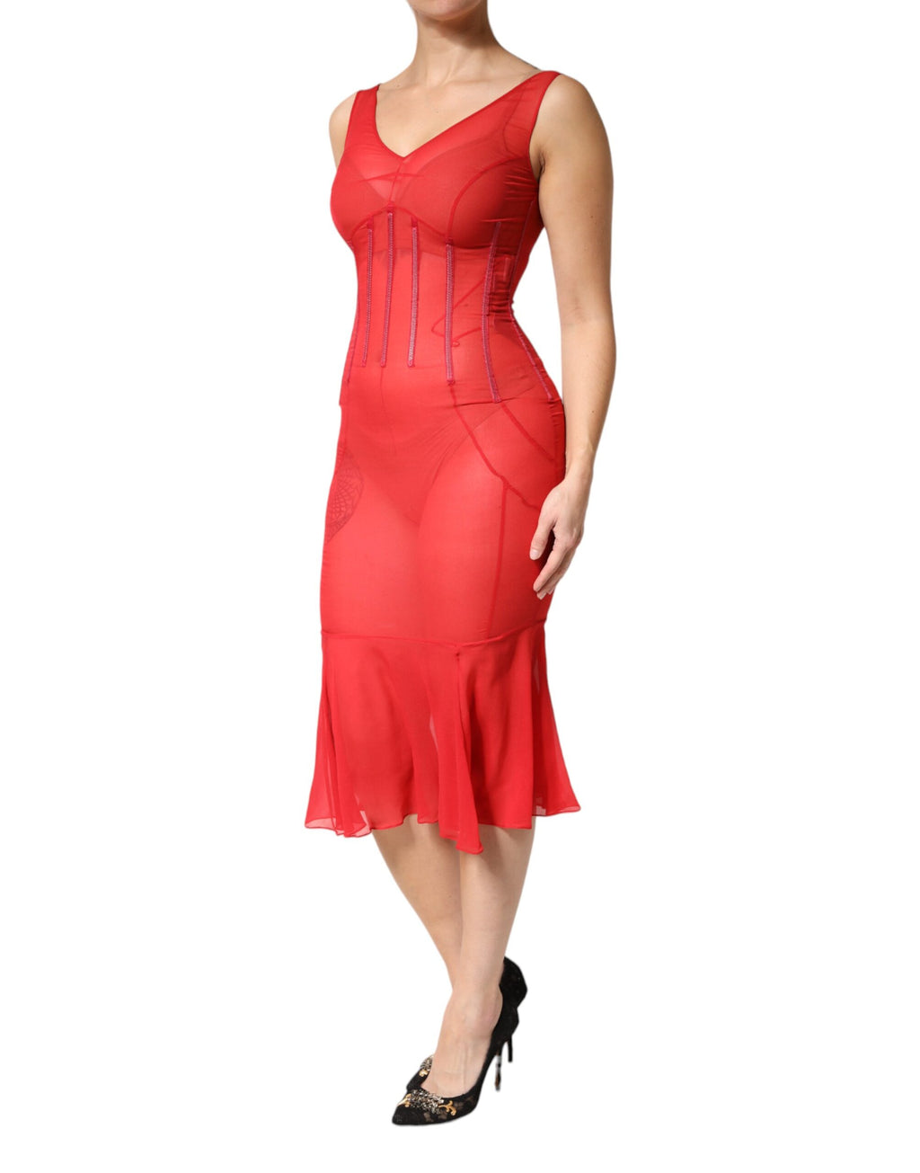 Robe midi sans manches en soie rouge de Dolce & Gabbana avec décolleté en V, silhouette élégante et tissu fluide.
