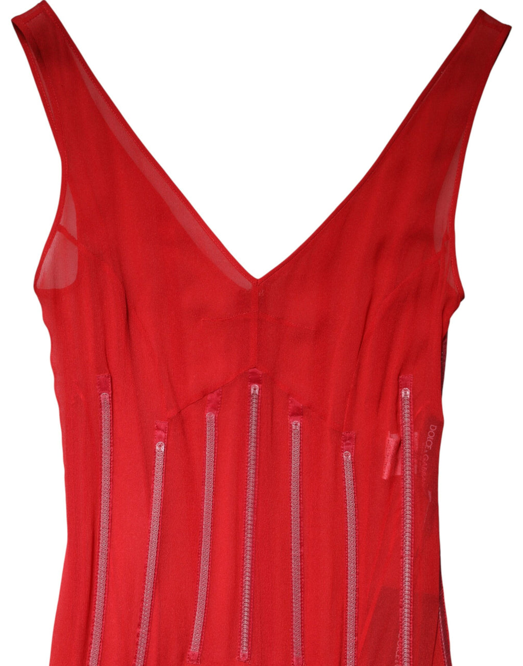 Robe en soie rouge sans manches Dolce & Gabbana avec décolleté en V et coupe midi, élégante et sophistiquée.