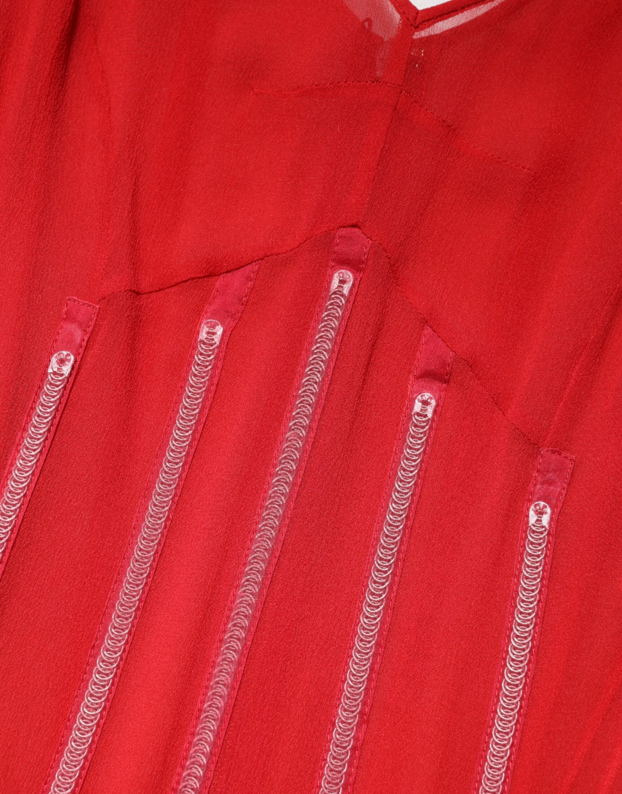 Robe midi sans manches en soie rouge Dolce & Gabbana avec décolleté en V, silhouette élégante et ajustée.