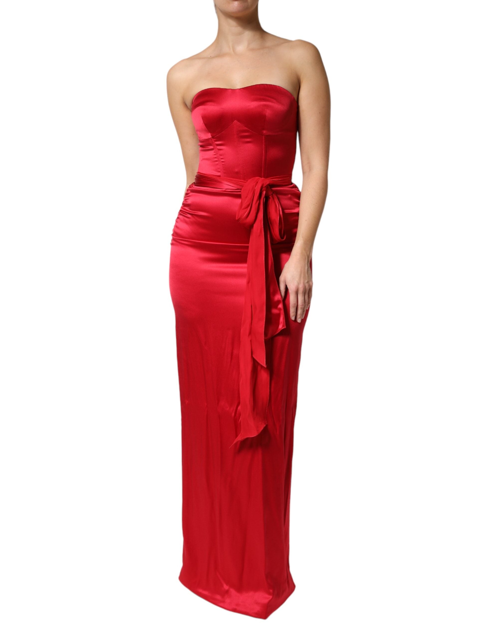 Robe longue bustier en soie rouge de Dolce & Gabbana, vêtement élégant sans bretelles et coupe ajustée.