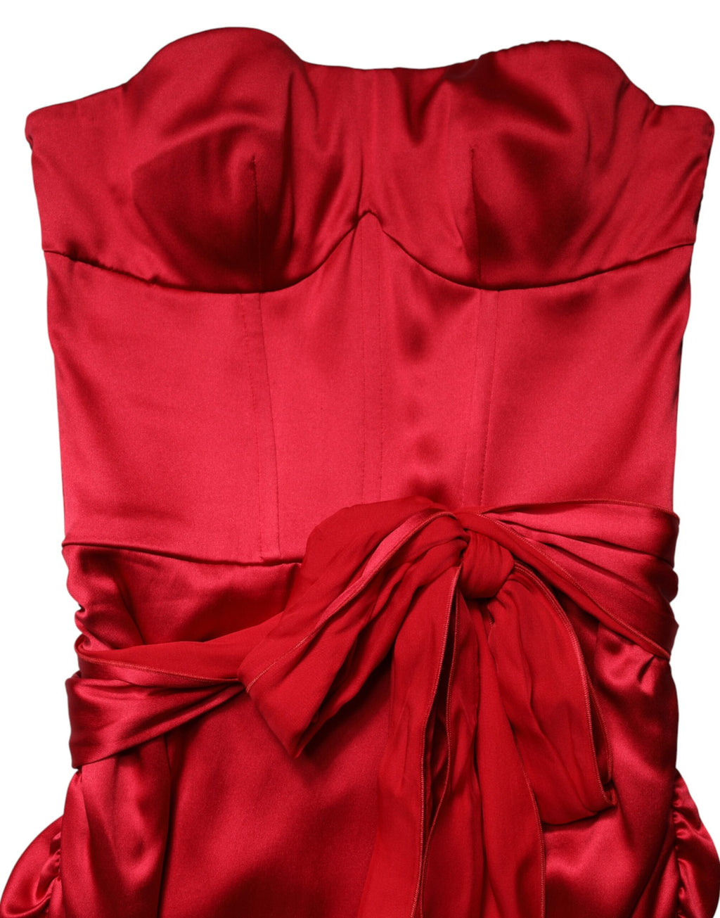 Robe longue de soirée en soie rouge sans bretelles de Dolce & Gabbana, coupe ajustée et élégante.