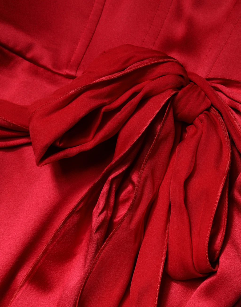 Robe longue bustier en soie rouge de Dolce & Gabbana, robe moulante sans bretelles élégante et sophistiquée.