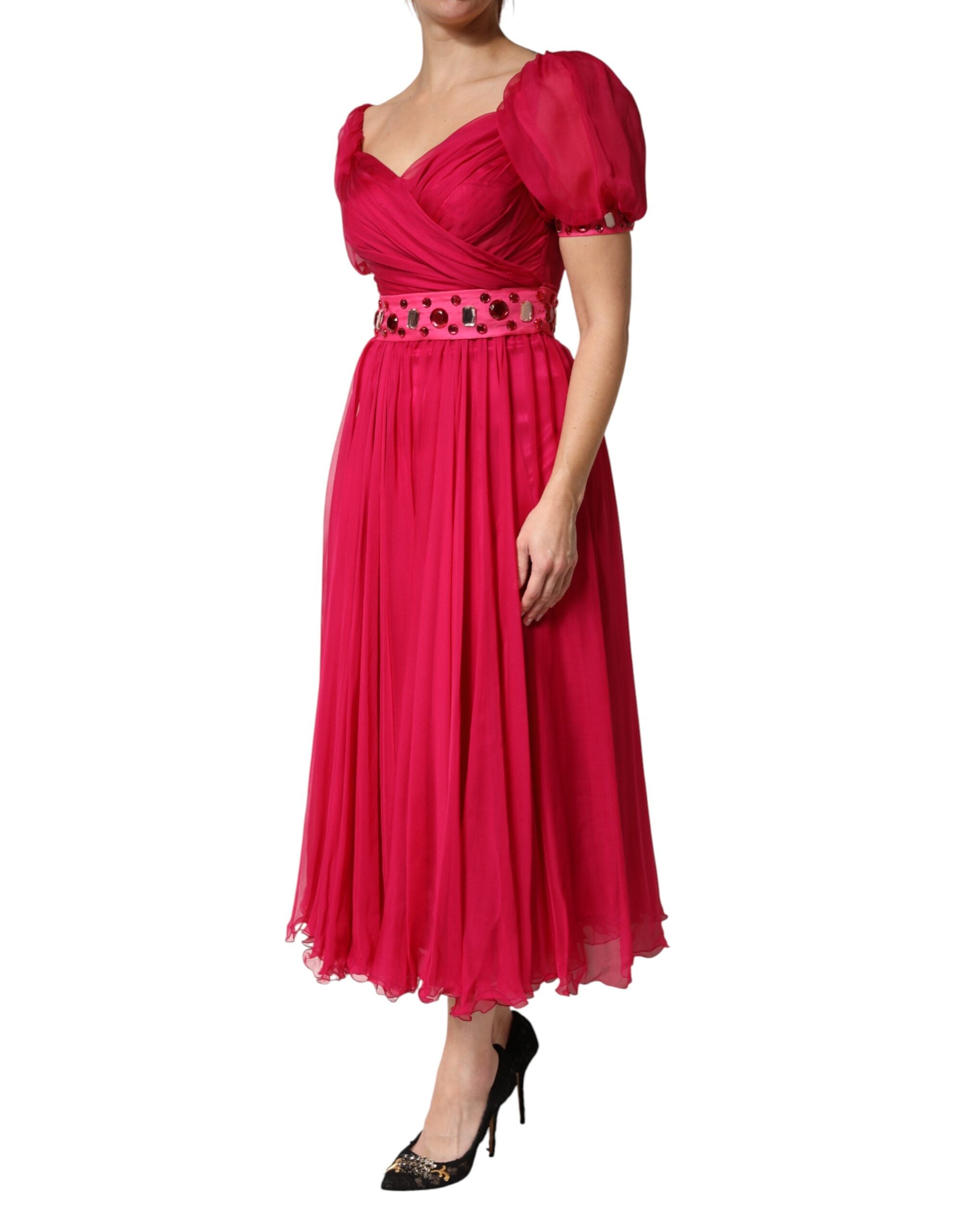 Robe midi en soie rose Dolce & Gabbana avec embellissements, coupe en A, détails élégants sur le devant.