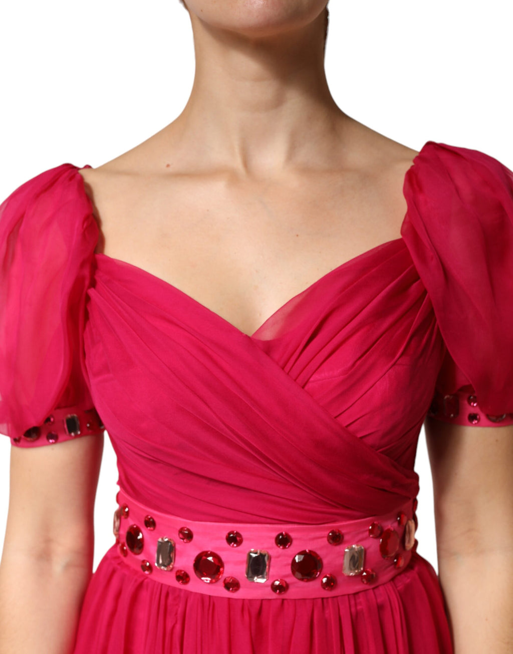 Robe trapèze en soie rose Dolce & Gabbana avec embellissements, longueur midi et style élégant.