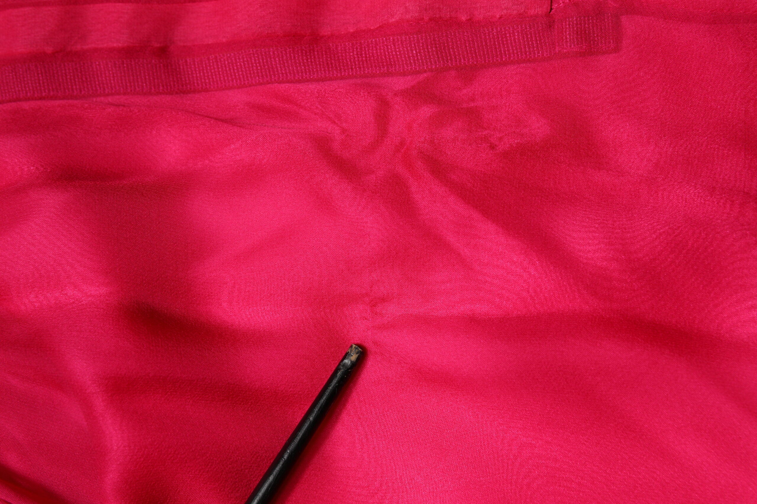Robe midi en soie rose Dolce & Gabbana avec embellissements, coupe en ligne A, élégante et fluide.