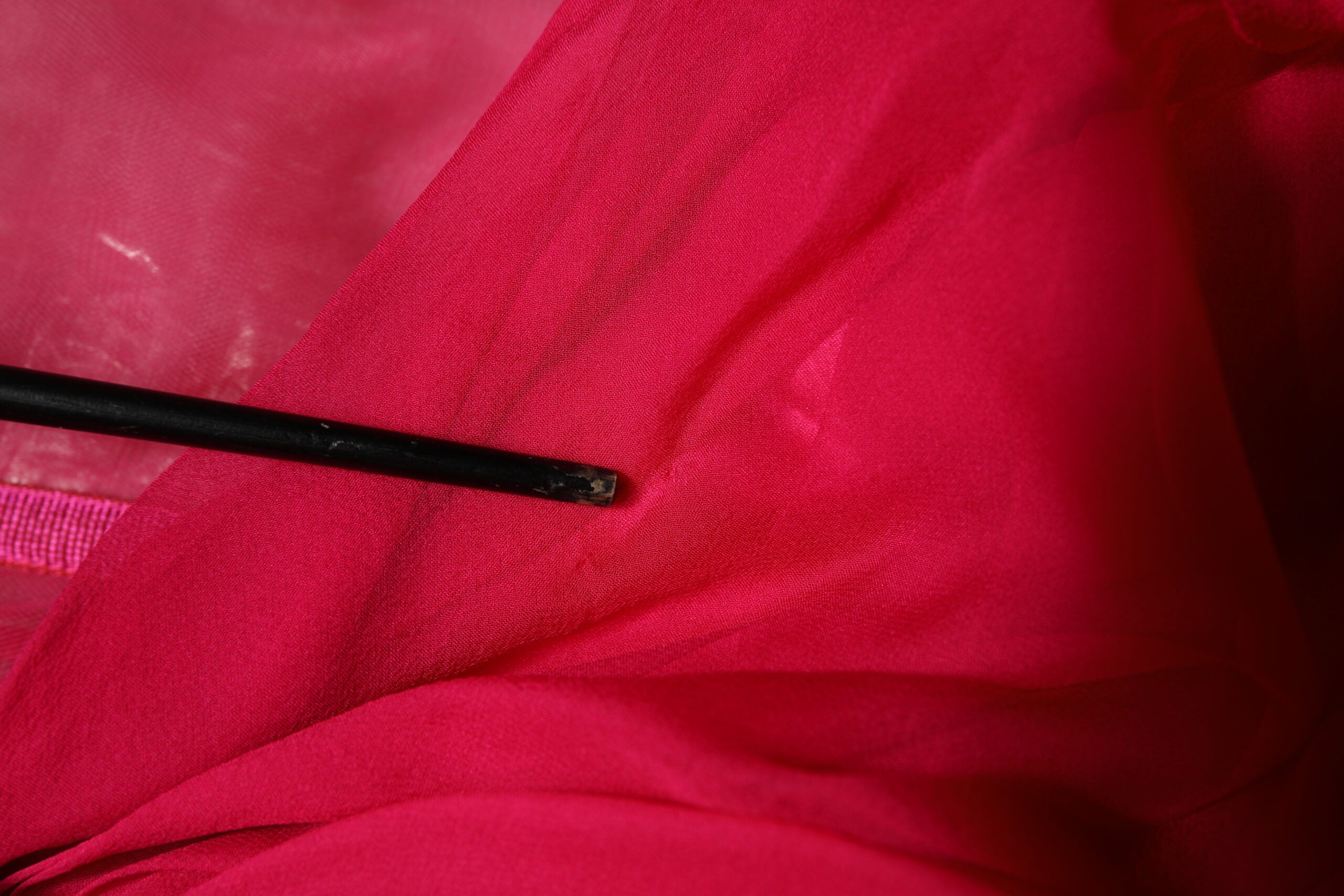 Robe mi-longue en soie rose Dolce & Gabbana, style évasé avec embellissements élégants et détails sophistiqués.