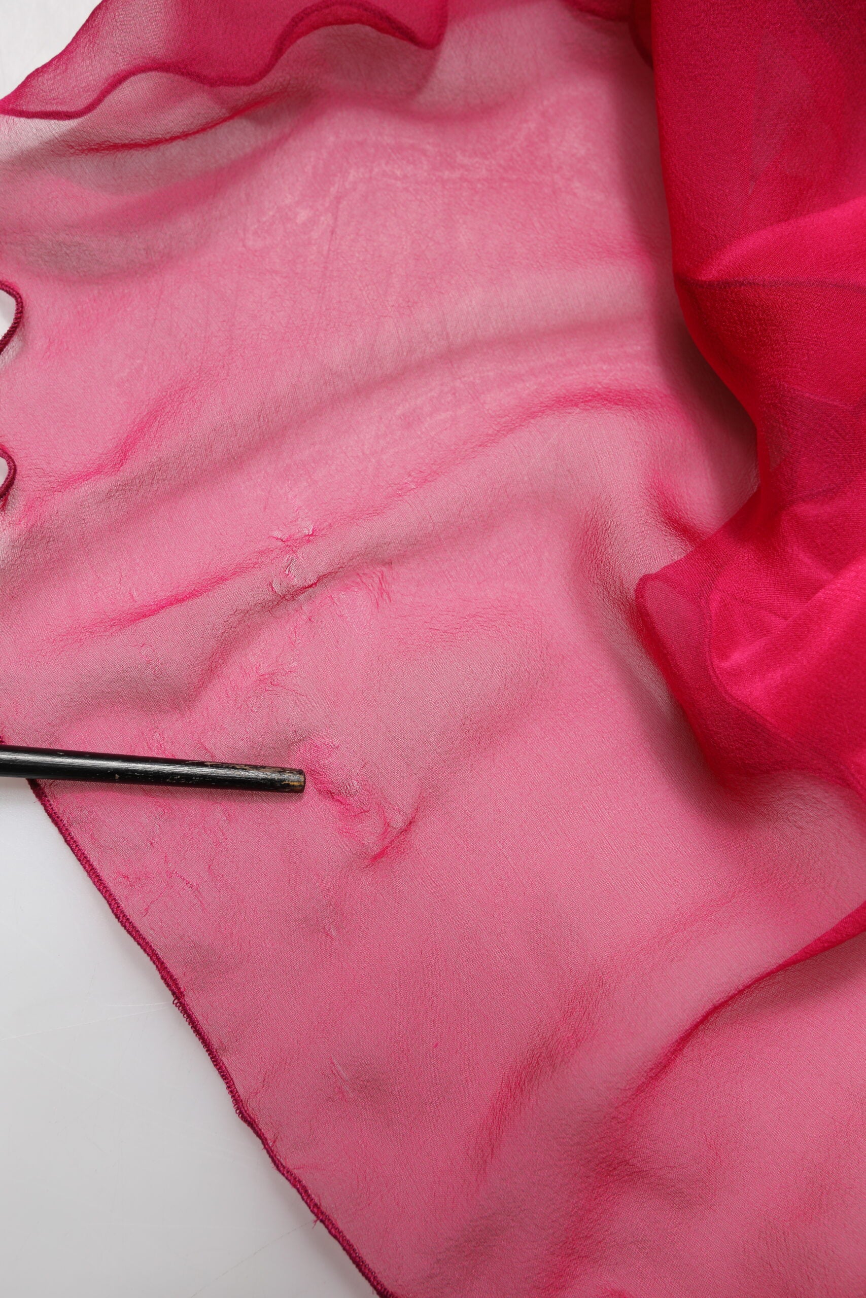 Robe midi en soie rose Dolce & Gabbana avec embellissements, coupe A-line élégante et détails raffinés pour une allure chic.
