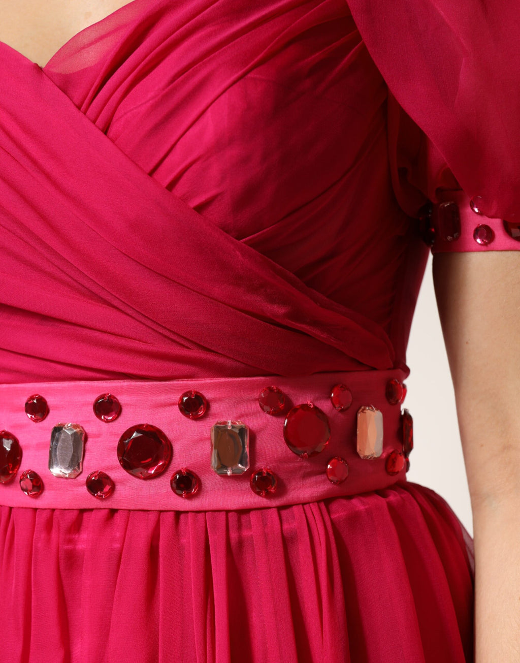 Robe midi en soie rose Dolce & Gabbana avec embellissements, coupe évasée et détails élégants visible sur l'image.