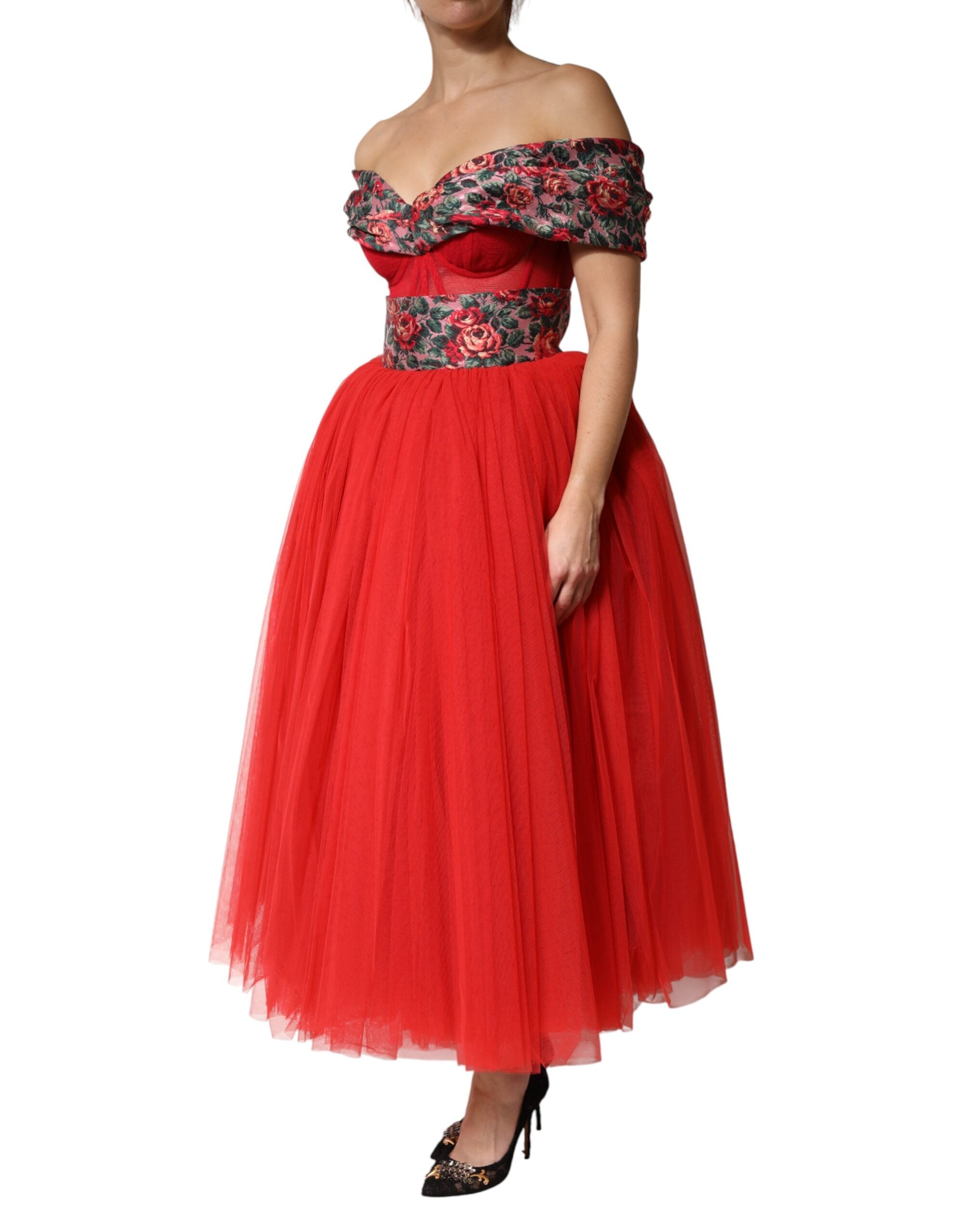 Robe longue rouge à fleurs Dolce & Gabbana, robe de soirée à épaules dénudées et coupe en A, avec motifs floraux élégants.