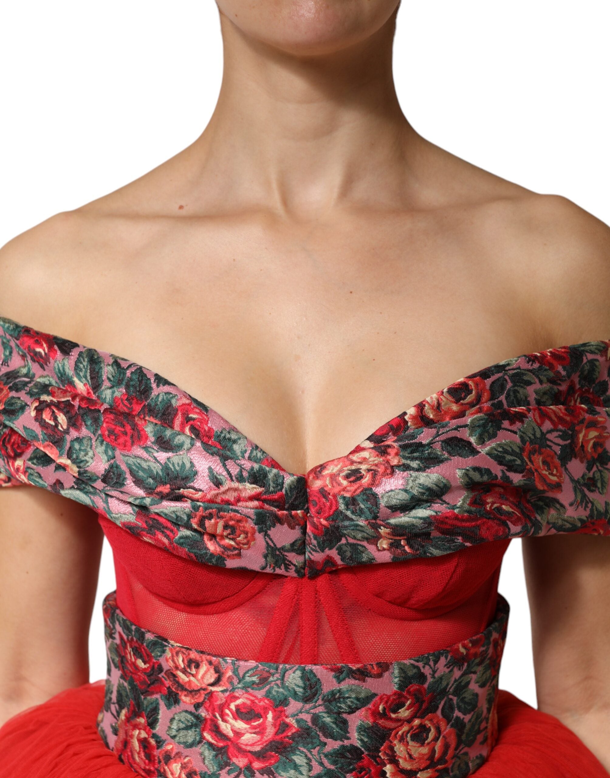 Robe longue Dolce & Gabbana rouge à fleurs, style épaules dénudées, coupe évasée en ligne A, tenue élégante et sophistiquée.