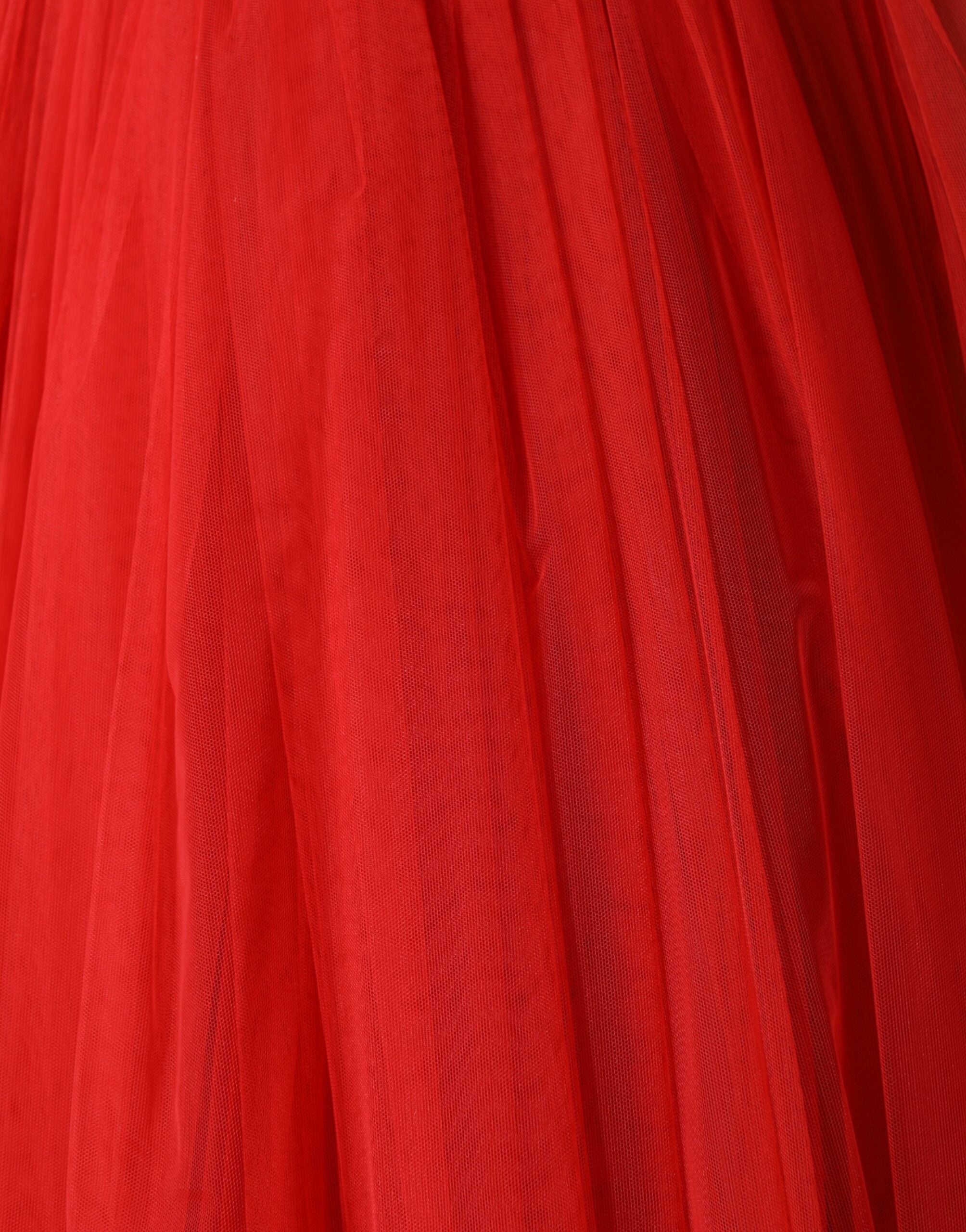 Robe longue rouge à fleurs Dolce & Gabbana, décolleté en épaules et coupe évasée, élégante et sophistiquée.