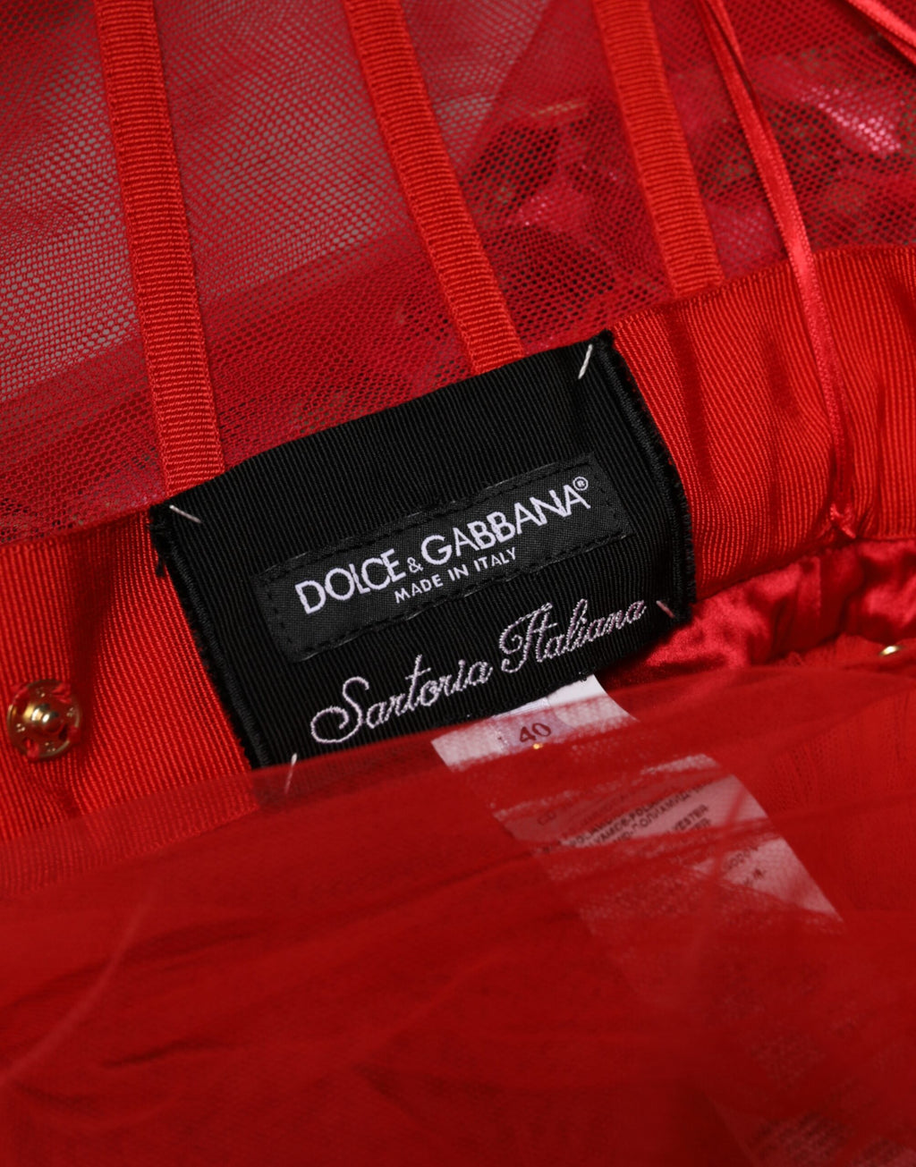 Robe longue rouge à fleurs Dolce & Gabbana, robe de soirée fluide à épaules dénudées et coupe évasée.