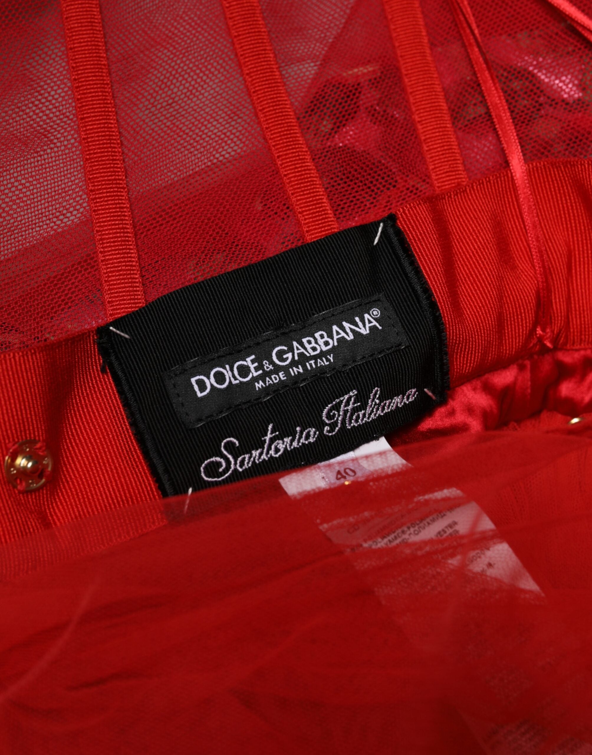 Robe longue rouge à fleurs Dolce & Gabbana, robe de soirée fluide à épaules dénudées et coupe évasée.