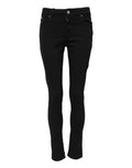 Jeans skinny en coton noir de Dolce & Gabbana, coupe décontractée, détails modernes, porté sur un mannequin.