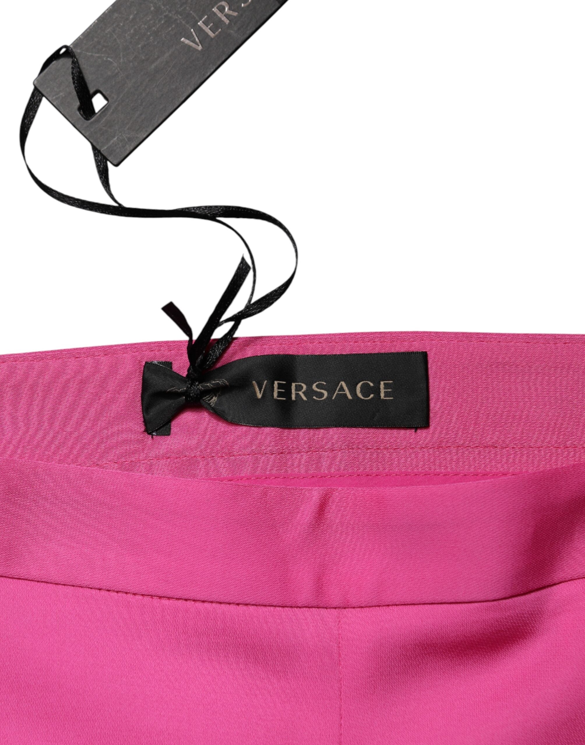 Pantalon casual rose en viscose à taille haute et coupe droite de Versace, visible dans l'image.