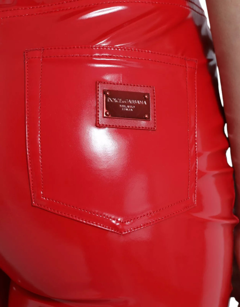 Pantalon skinny rouge brillant à taille haute de la marque Dolce & Gabbana, vue de face.
