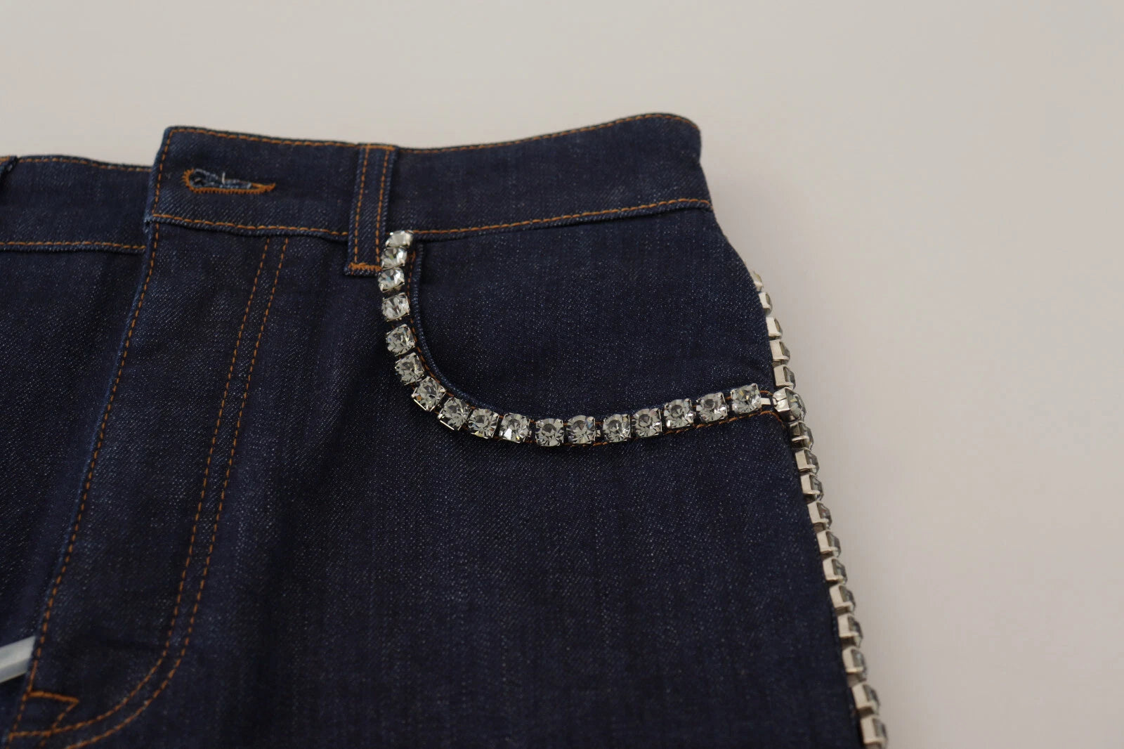 Shorts en denim bleu Dolce & Gabbana, taille stretch avec cristaux brillants, style chaud et tendance pour femmes.