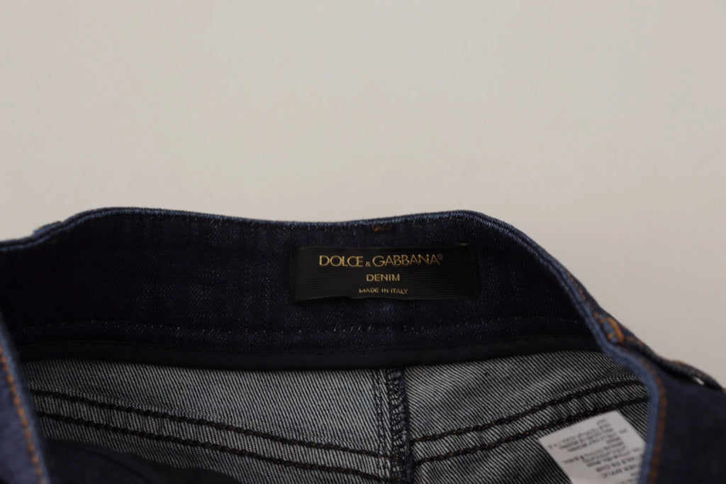 Short en denim bleu Dolce & Gabbana avec cristaux, coupe stretch et style tendance, porté sur un mannequin.