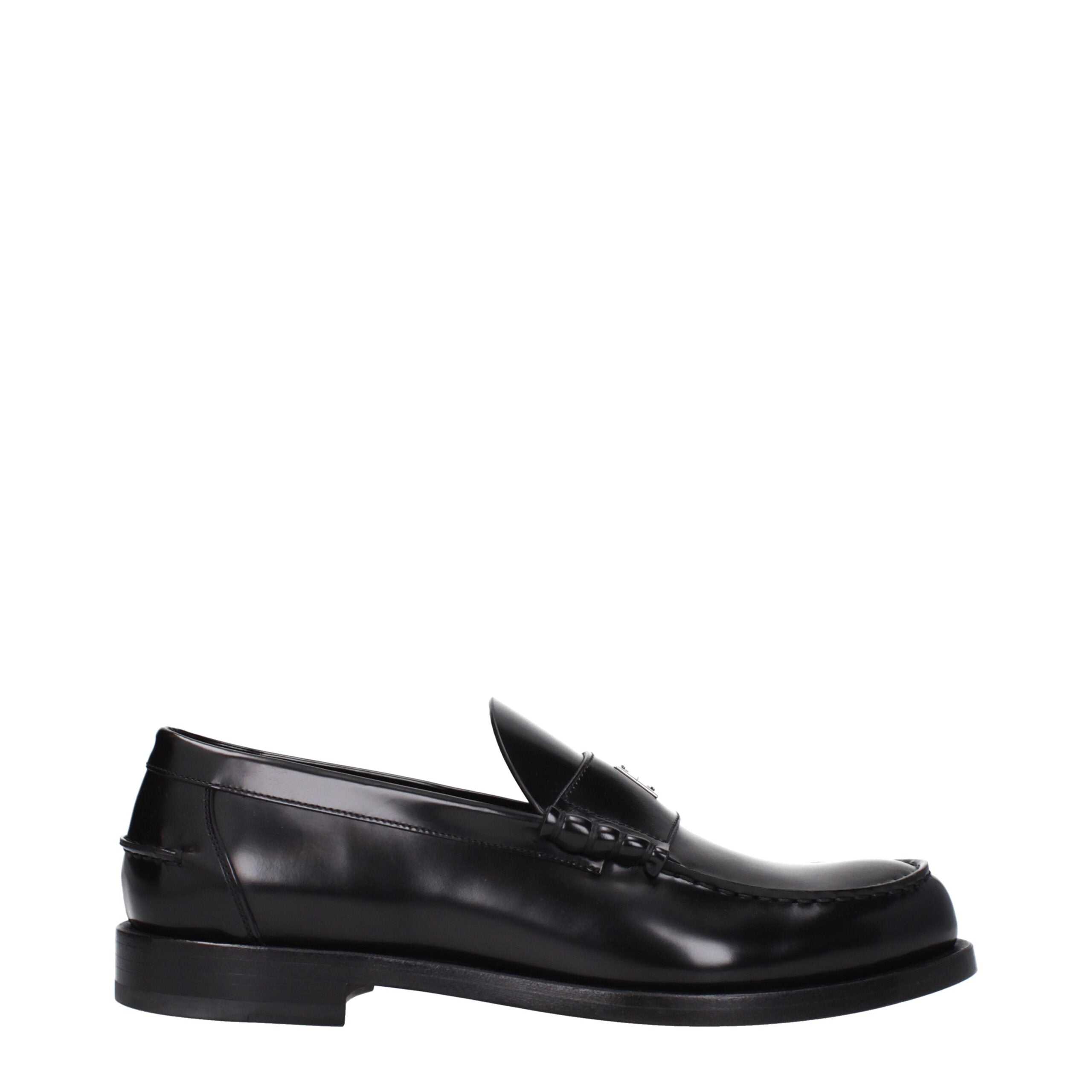 Mocassins noirs en cuir Givenchy à enfiler, élégants et sophistiqués, avec finition lisse et semelle en cuir visible.