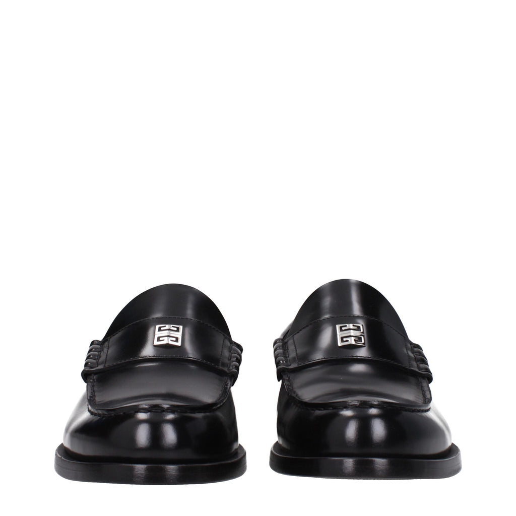 Chaussures mocassins Givenchy en cuir noir pour homme, slip-on élégants et raffinés.