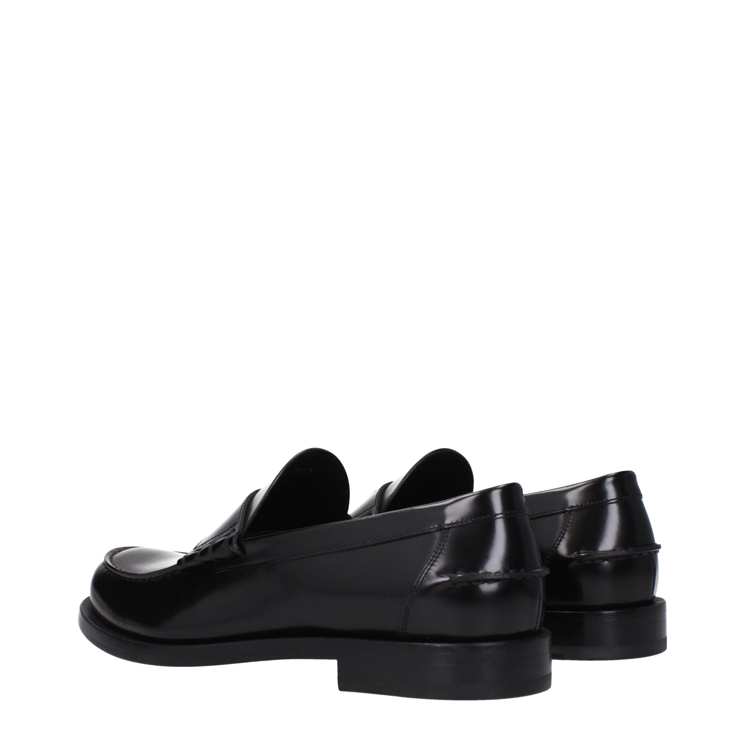 Chaussures mocassins Givenchy en cuir noir, faciles à enfiler, avec finition élégante et design sophistiqué.