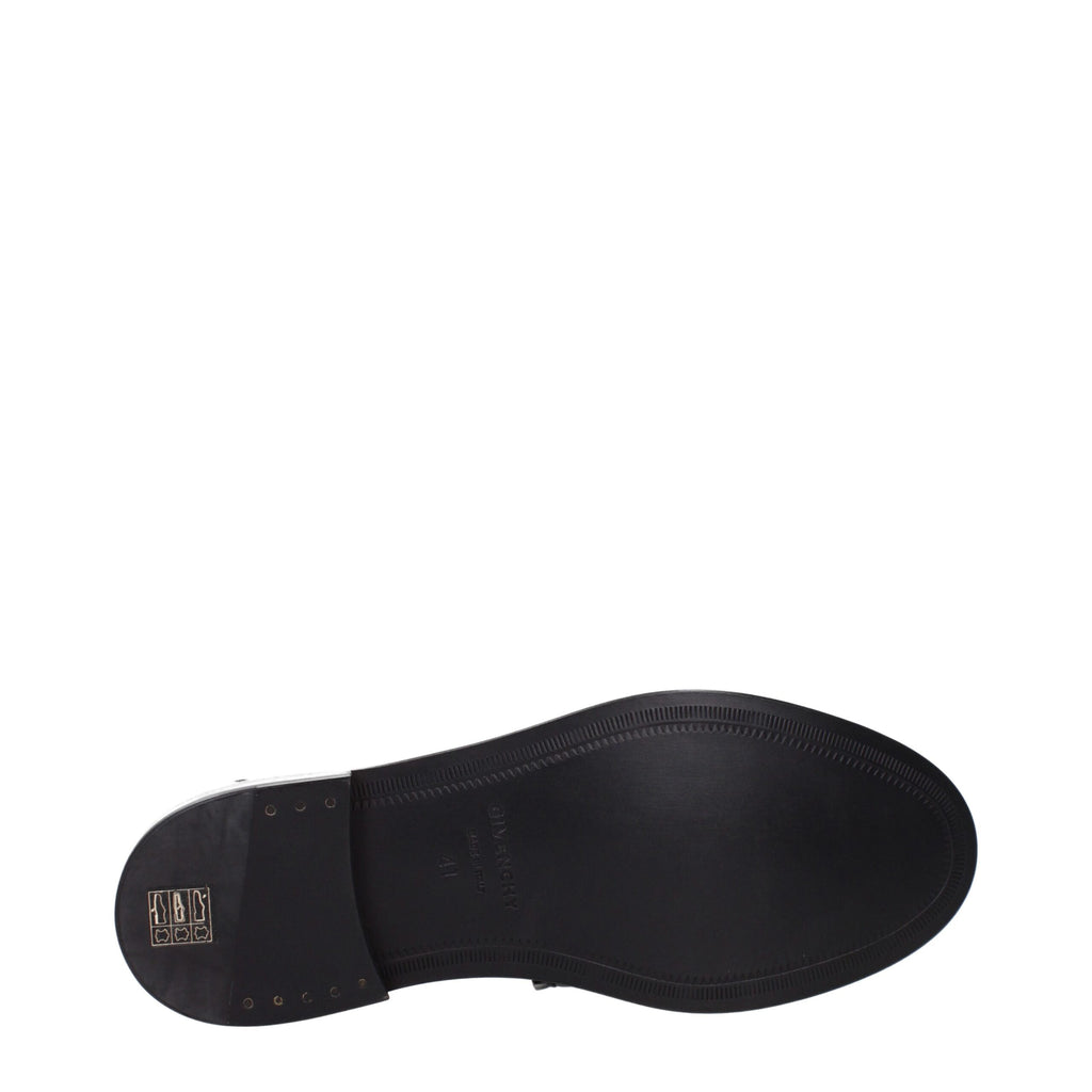 Mocassins noirs en cuir de Givenchy, chaussons slip-on élégants et sophistiqués pour homme.
