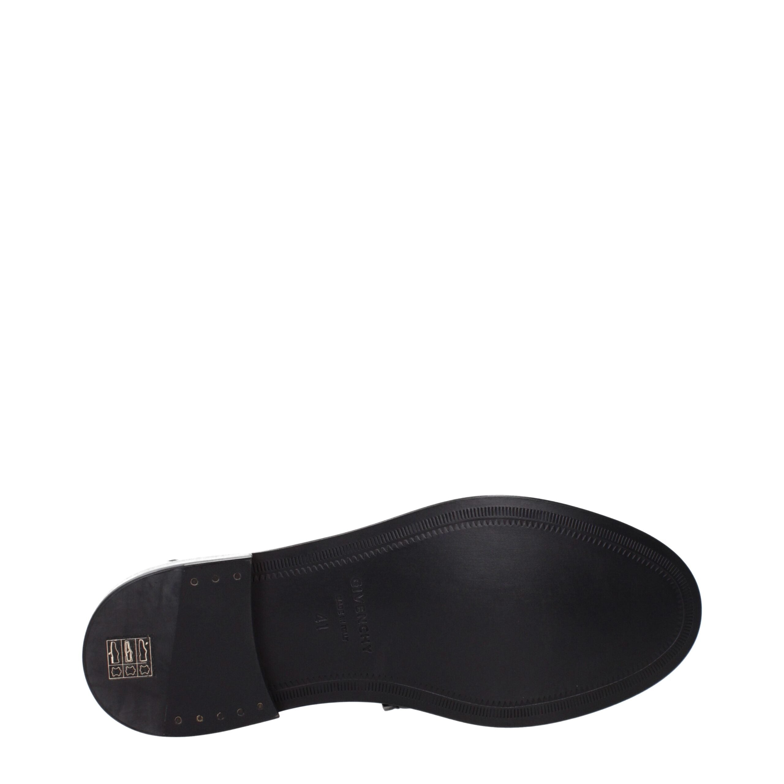 Mocassins noirs en cuir de Givenchy, chaussons slip-on élégants et sophistiqués pour homme.