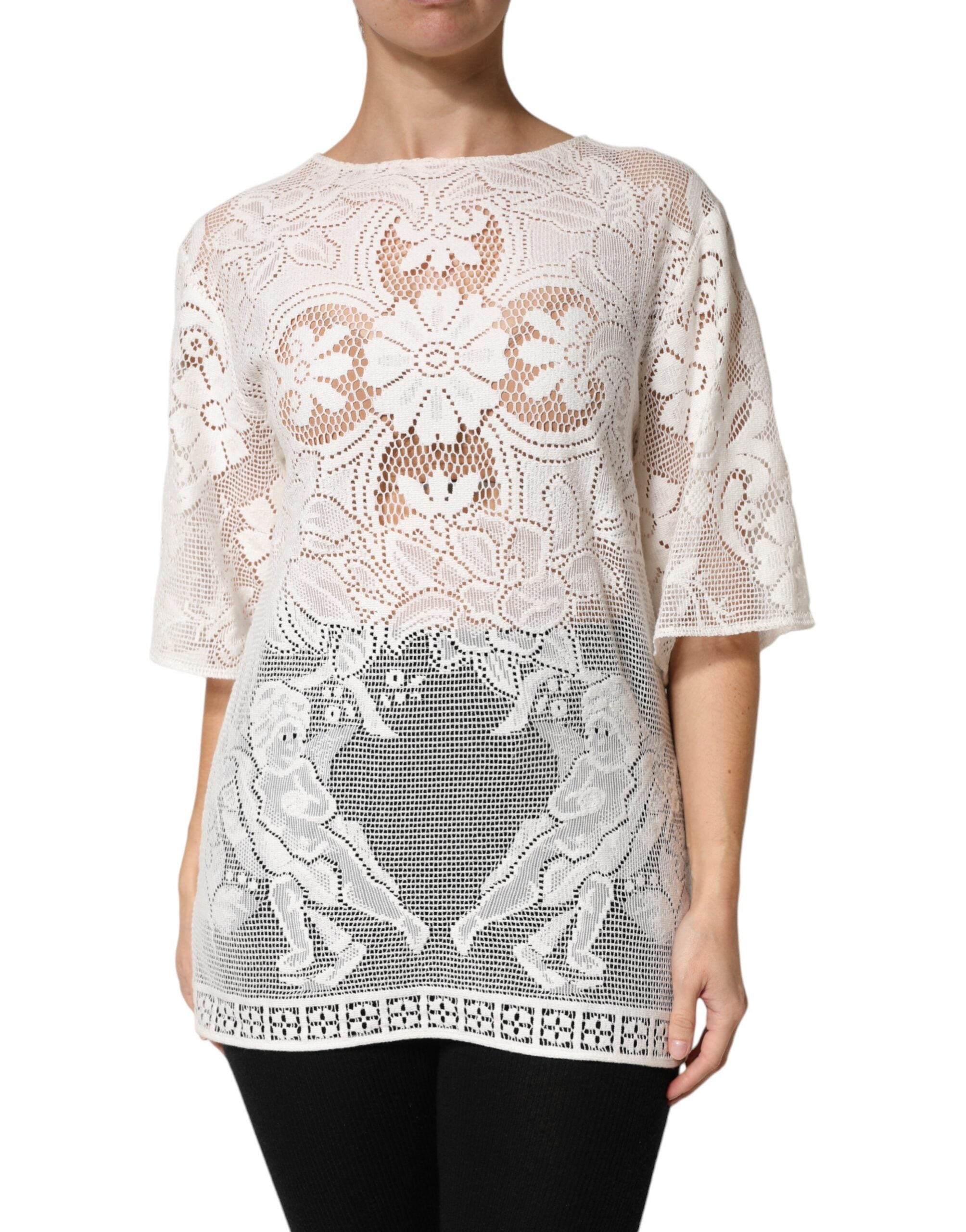 Blouse blanche en coton avec broderie en dentelle de Dolce & Gabbana, élégante et raffinée, portée sur un mannequin.