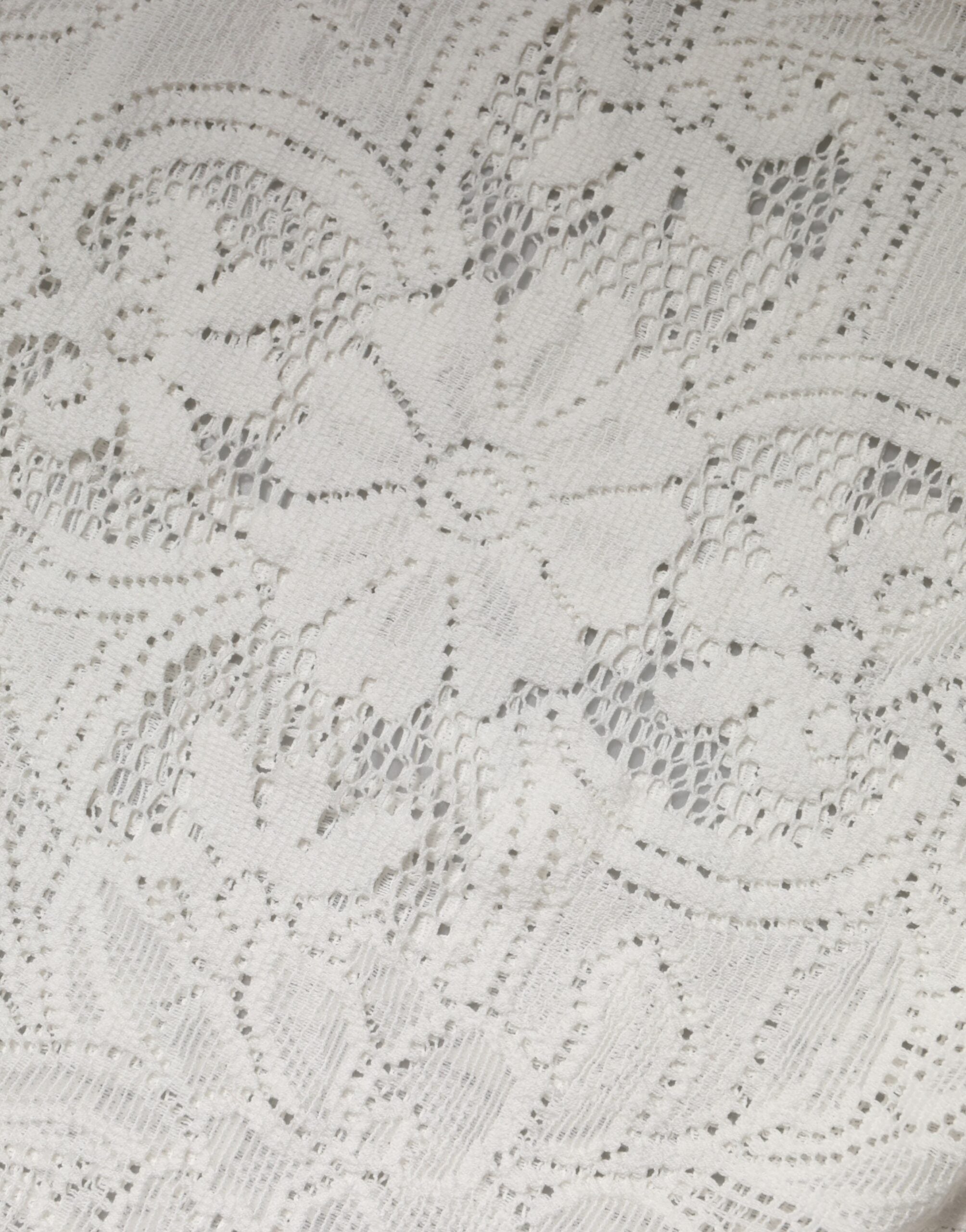 Blouse en coton blanc Dolce & Gabbana avec broderie en dentelle élégante, manches longues et style raffiné pour femme.