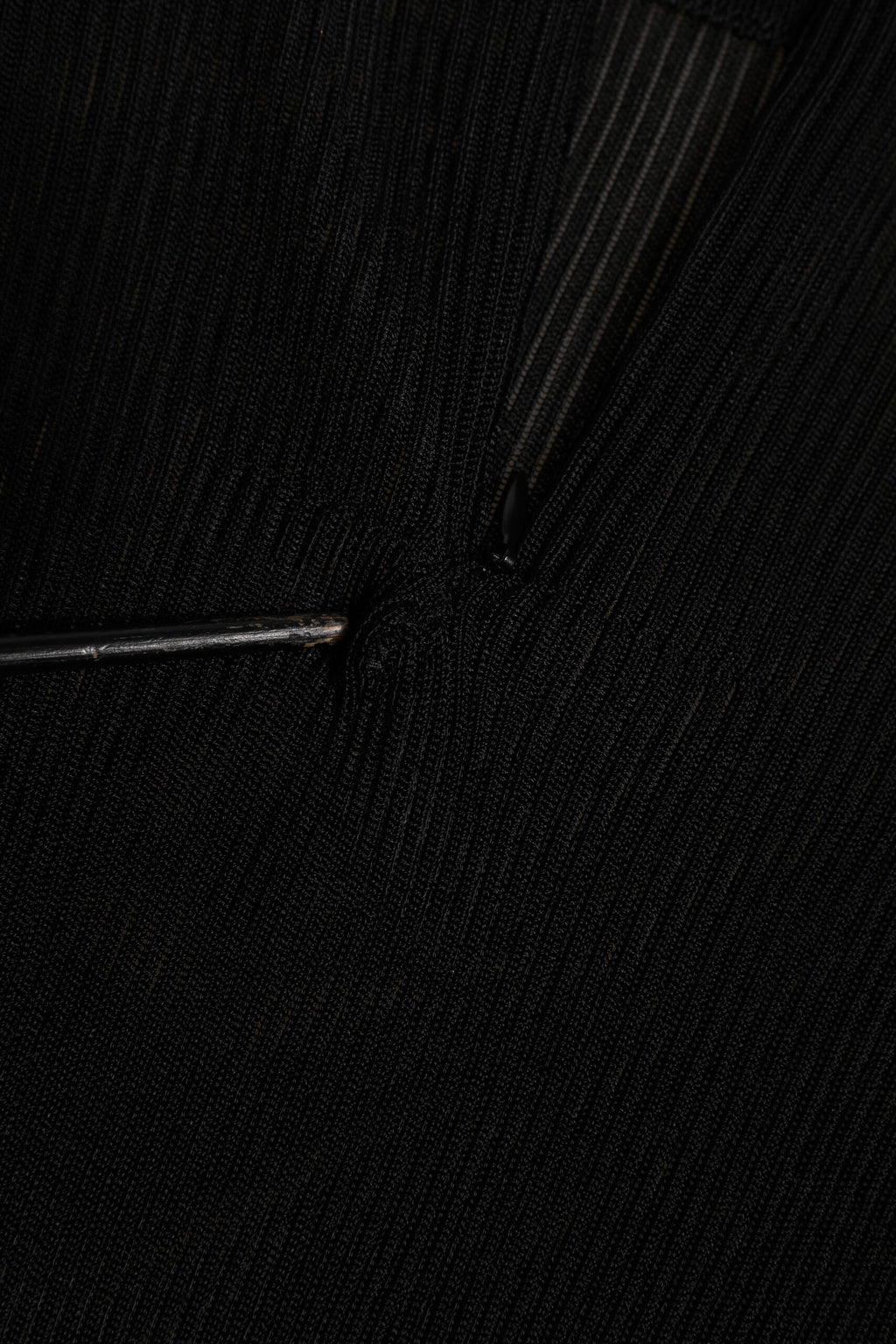 Pull-over à col roulé en viscose noir de Dolce & Gabbana, mettant en valeur une coupe élégante et un tissu doux.