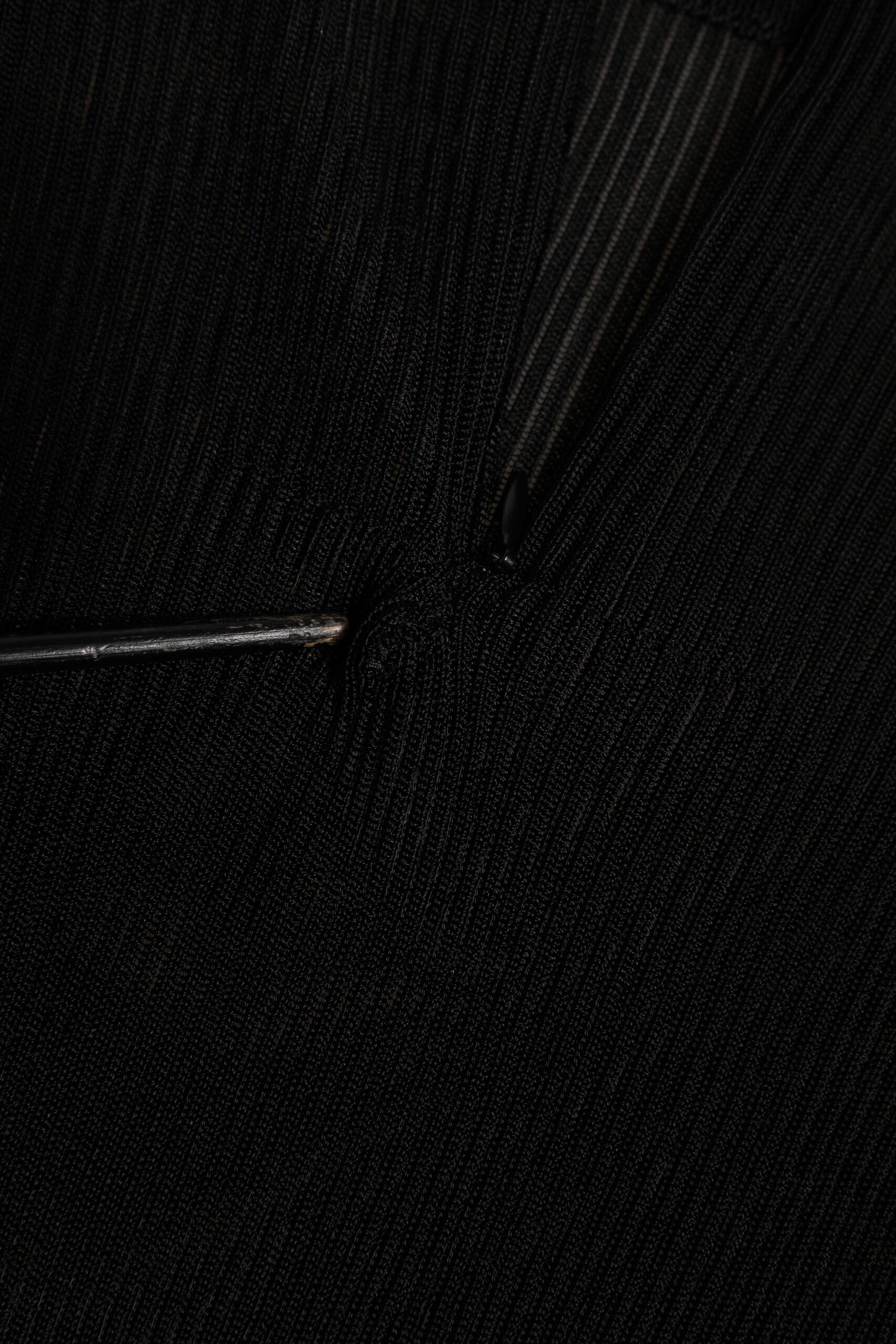 Pull-over à col roulé en viscose noir de Dolce & Gabbana, mettant en valeur une coupe élégante et un tissu doux.
