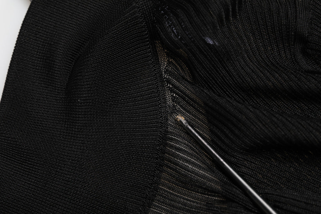Pull à col roulé en viscose noir de Dolce & Gabbana, vêtement élégant pour femme, détail du tissu et coupe près du corps.
