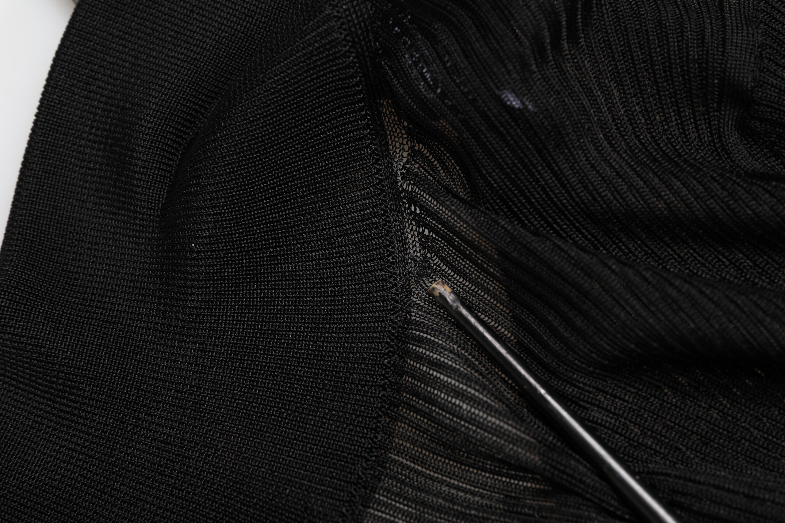 Pull à col roulé en viscose noir de Dolce & Gabbana, vêtement élégant pour femme, détail du tissu et coupe près du corps.