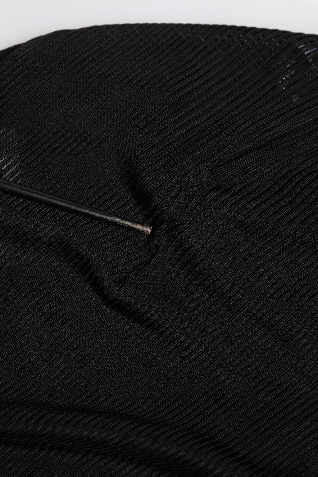Pull à col roulé noir en viscose de Dolce & Gabbana, haut chic et confortable, détail élégant en tissu fluide.