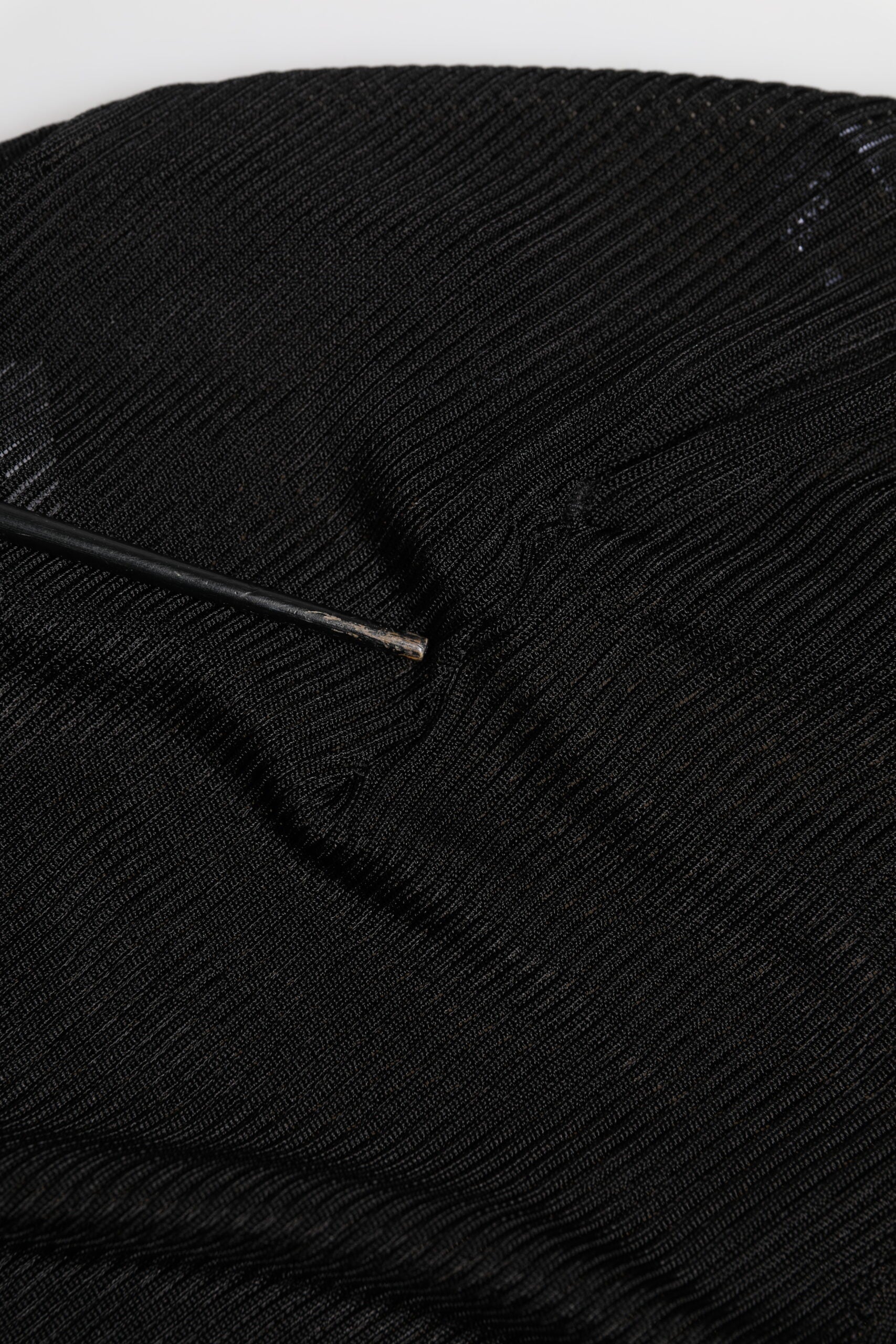 Pull à col roulé noir en viscose de Dolce & Gabbana, haut chic et confortable, détail élégant en tissu fluide.