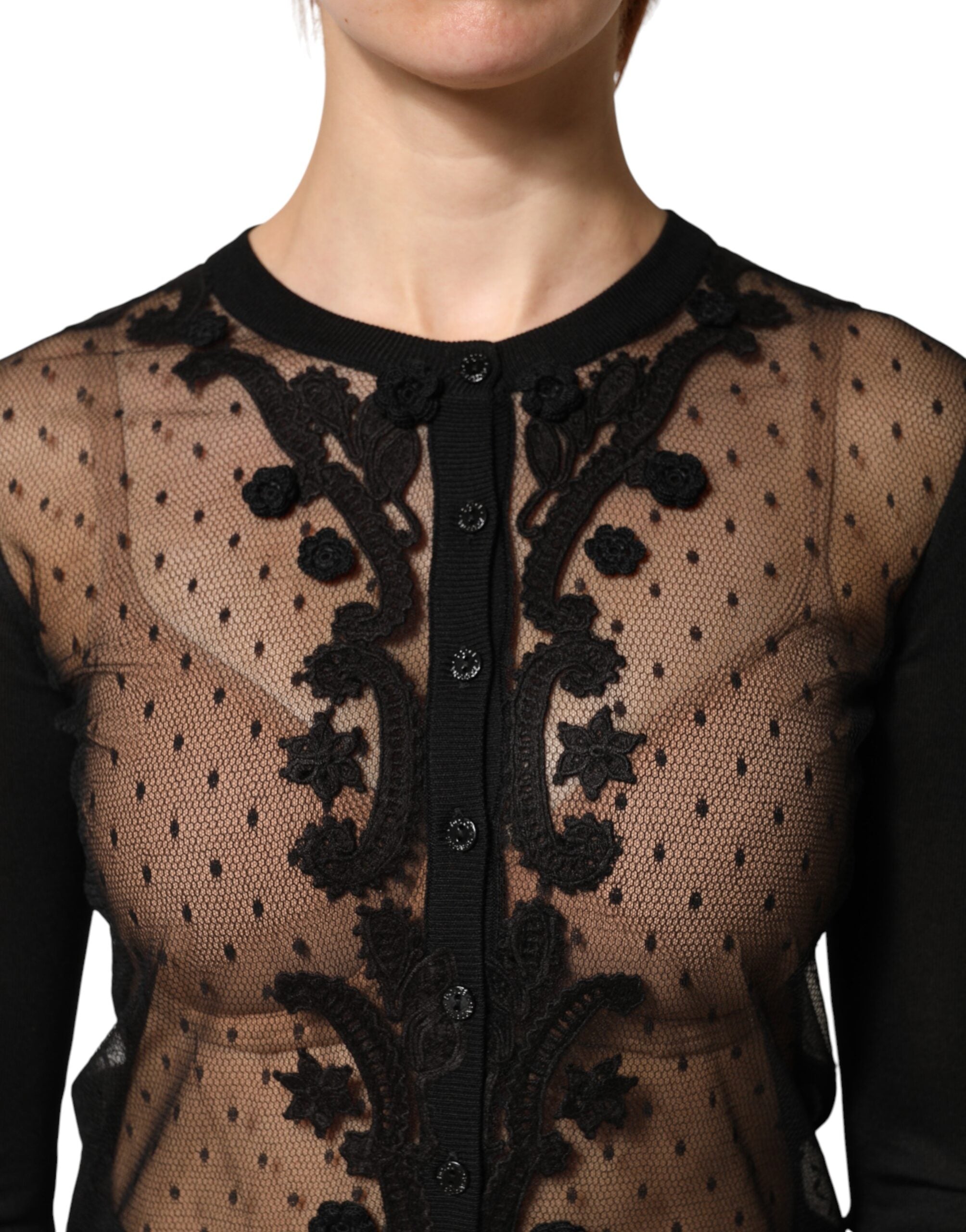Cardigan noir en maille transparente Dolce & Gabbana avec boutons, porté décontracté, détail élégant et sophistiqué.