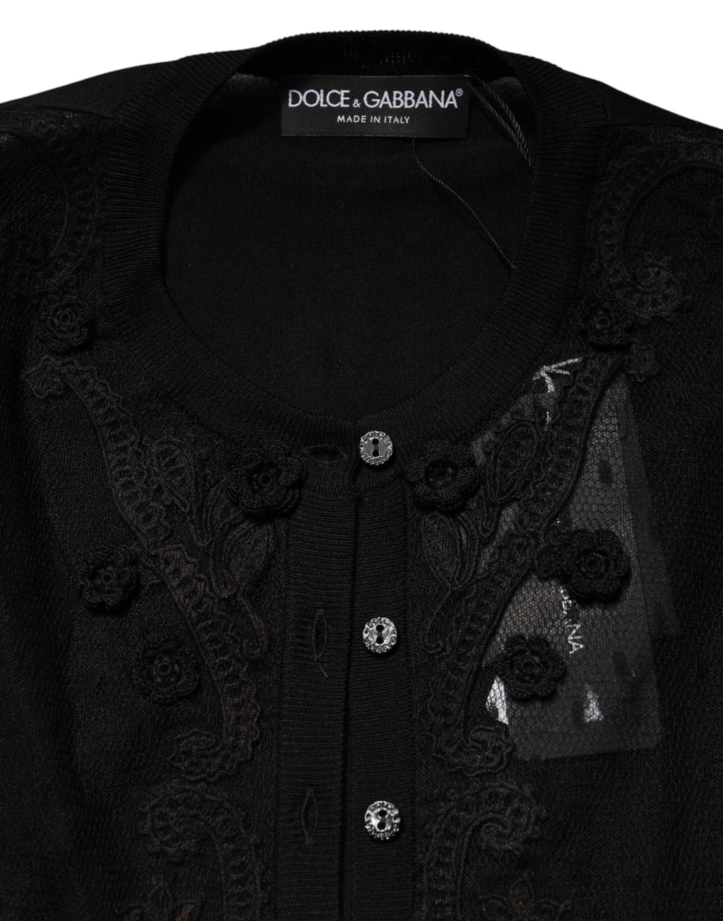 Cardigan noir en voile à boutons de la marque Dolce & Gabbana, léger et élégant, porté ouvert avec des détails transparents.
