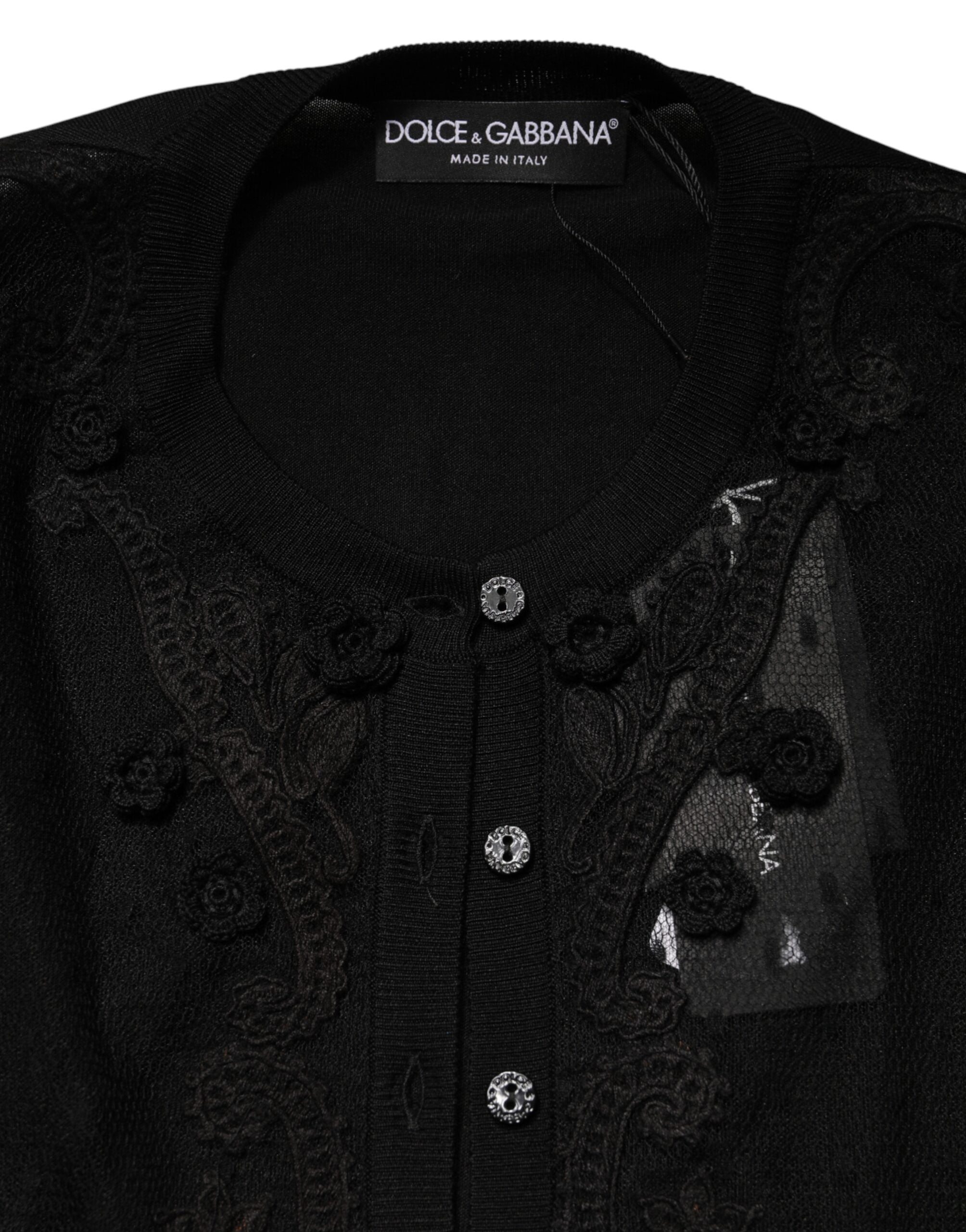 Cardigan noir en voile à boutons de la marque Dolce & Gabbana, léger et élégant, porté ouvert avec des détails transparents.